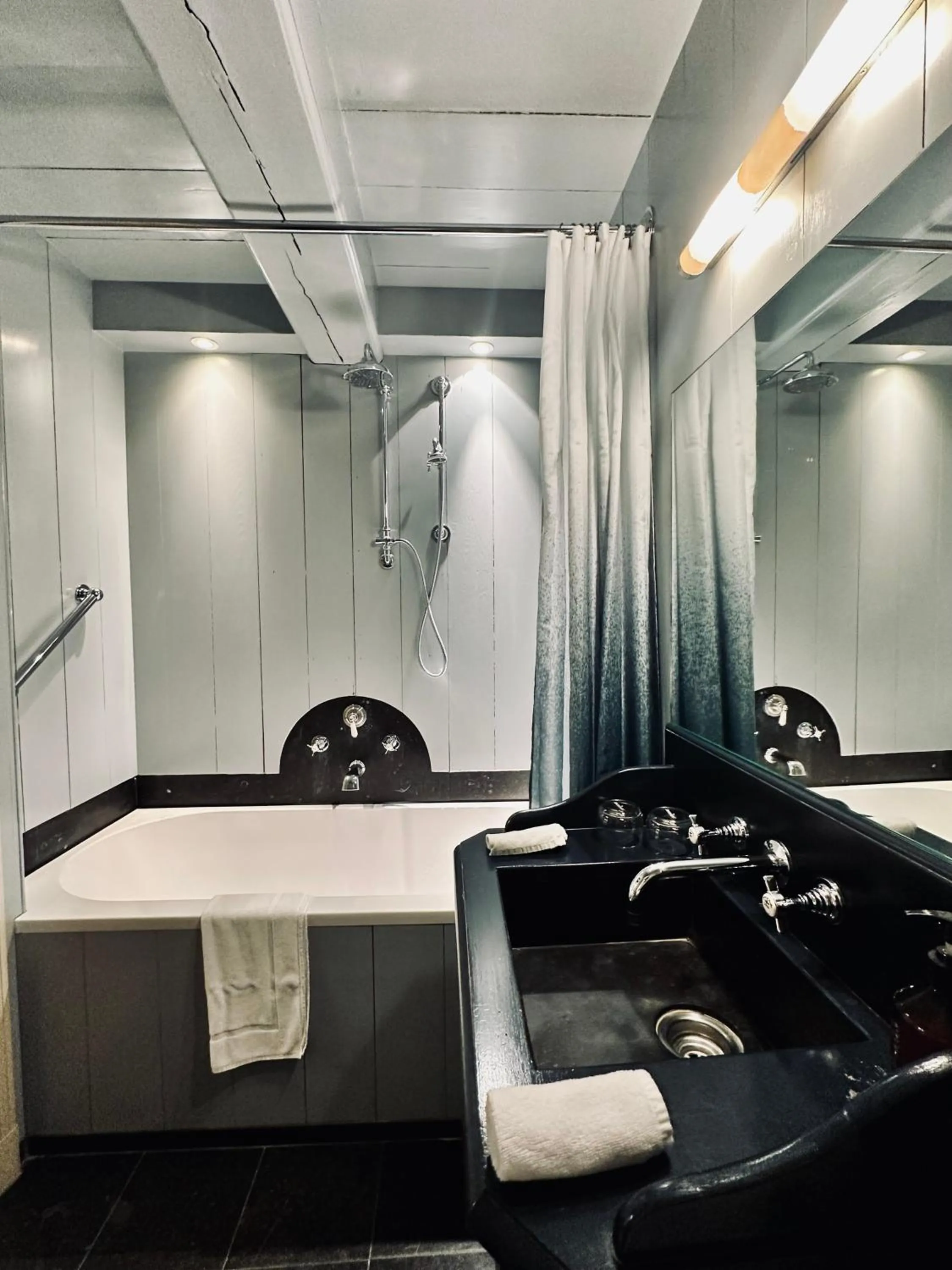 Bathroom in Suitehotel Posthoorn