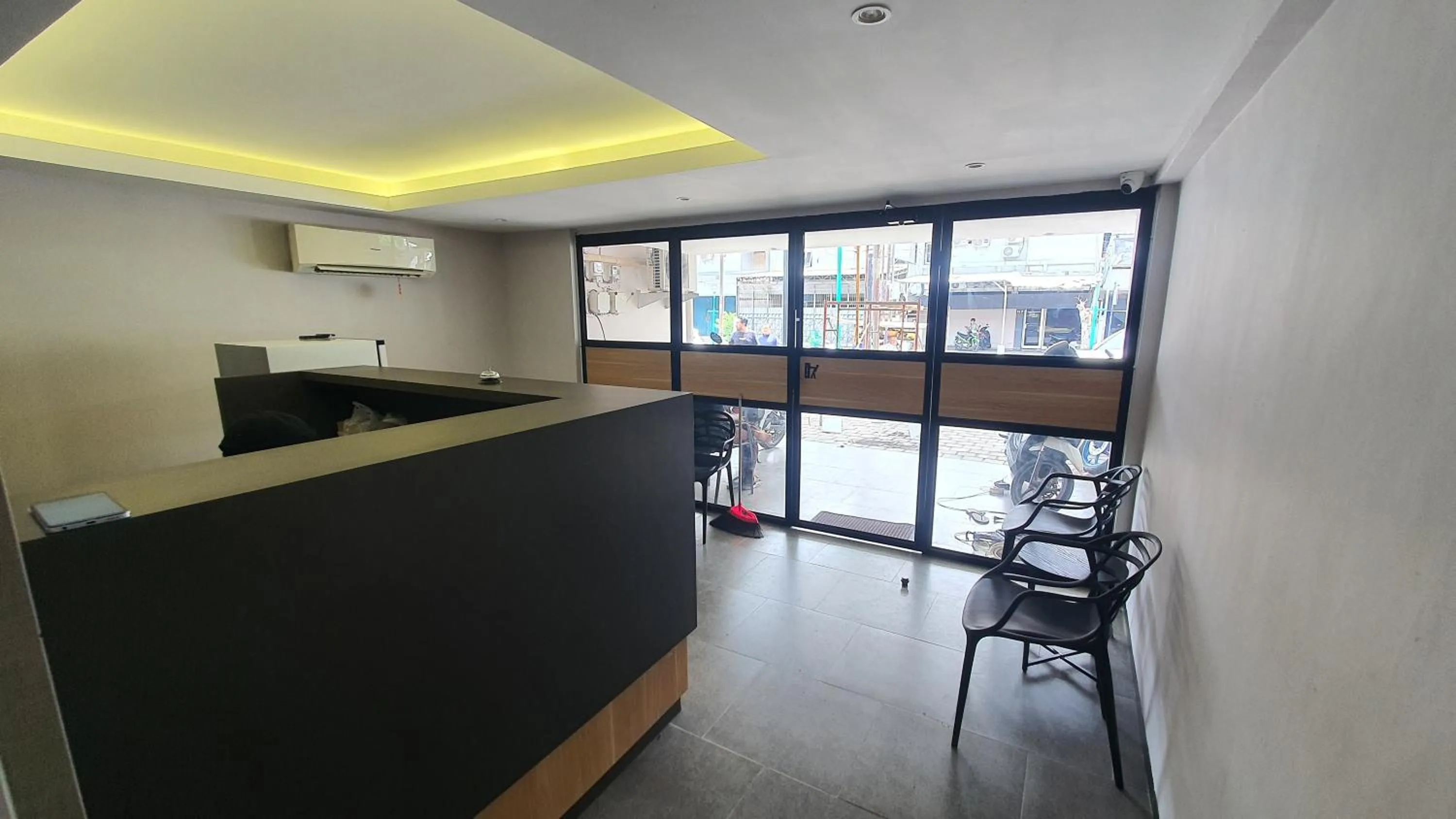 Lobby or reception in Check Inn Permata Hijau