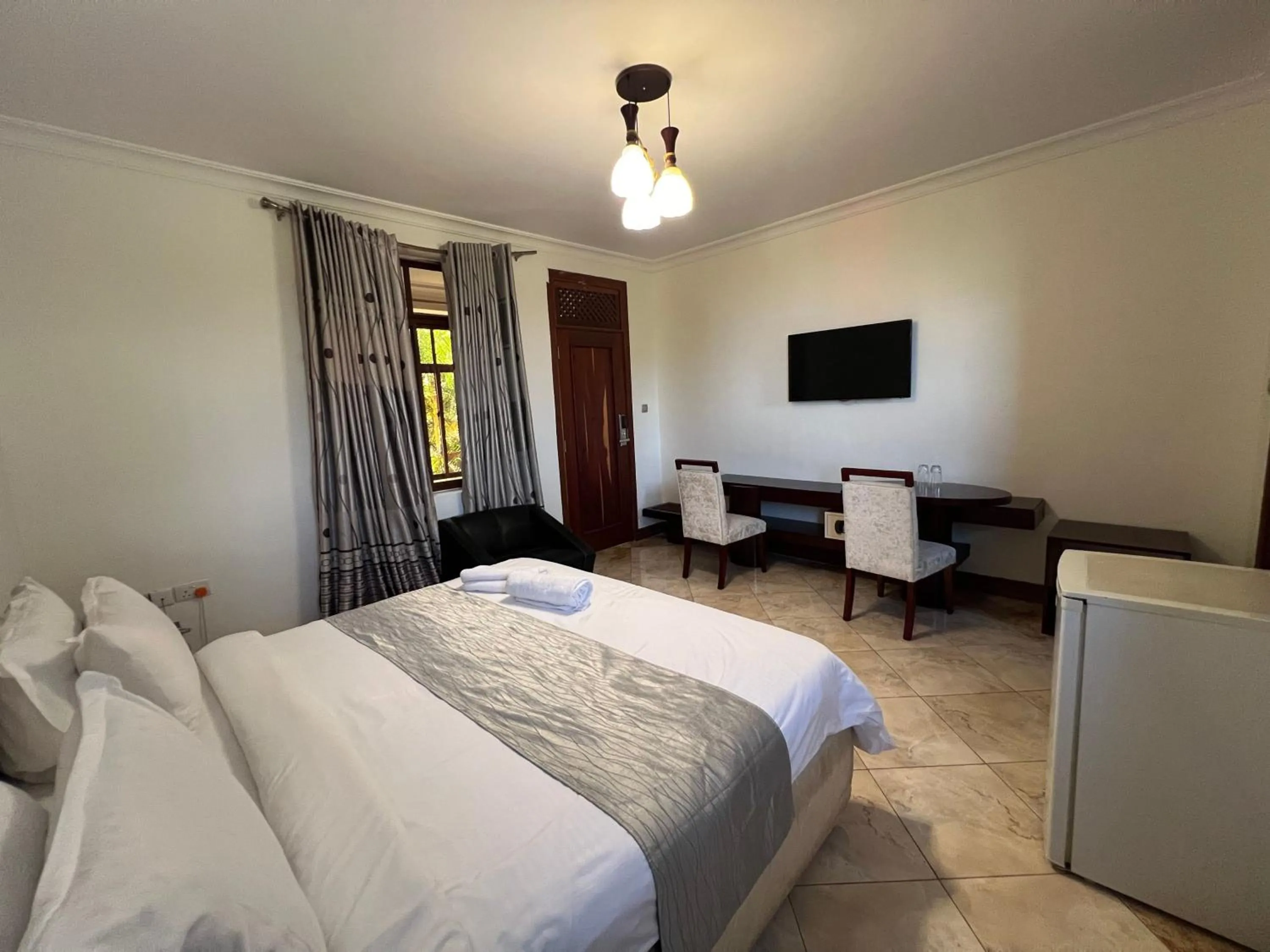 Communal lounge/ TV room in Nejobugg Palace Hotel