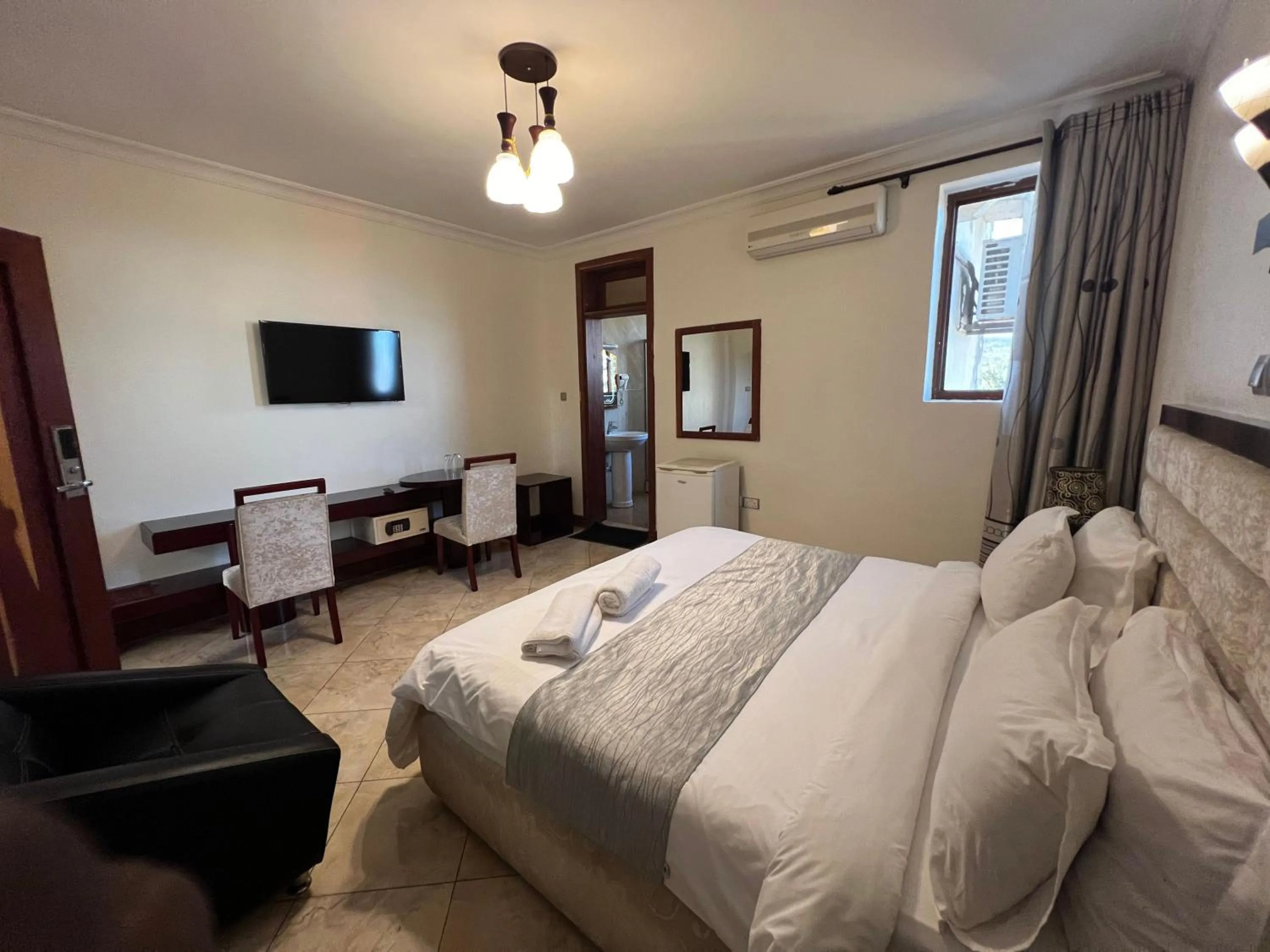 Communal lounge/ TV room in Nejobugg Palace Hotel