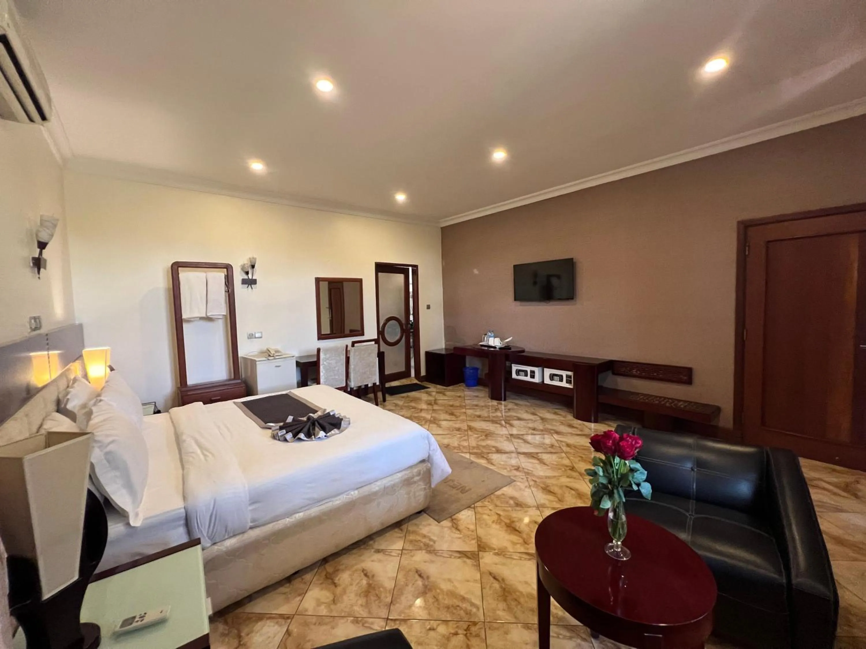 Communal lounge/ TV room in Nejobugg Palace Hotel