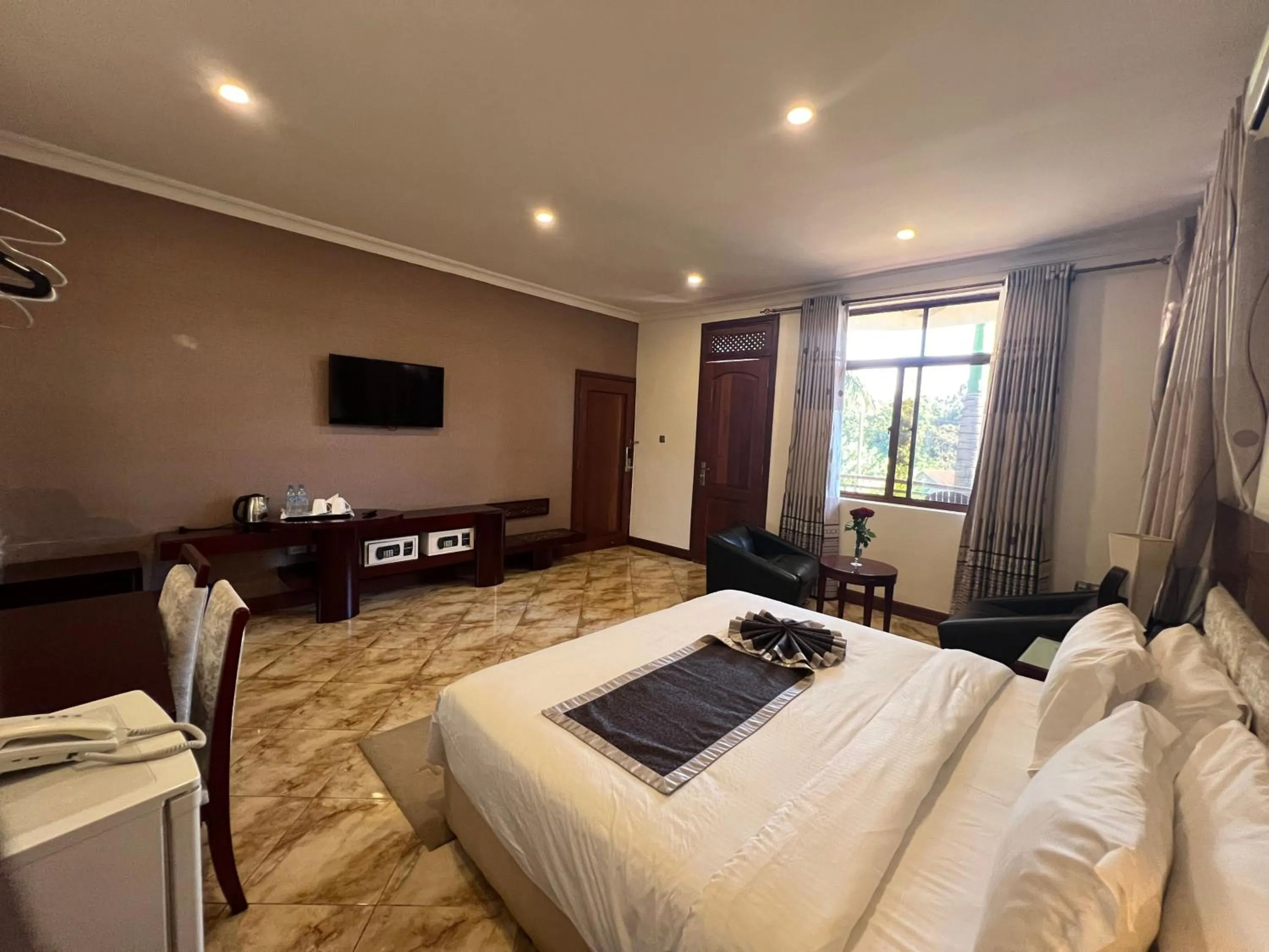 Communal lounge/ TV room in Nejobugg Palace Hotel