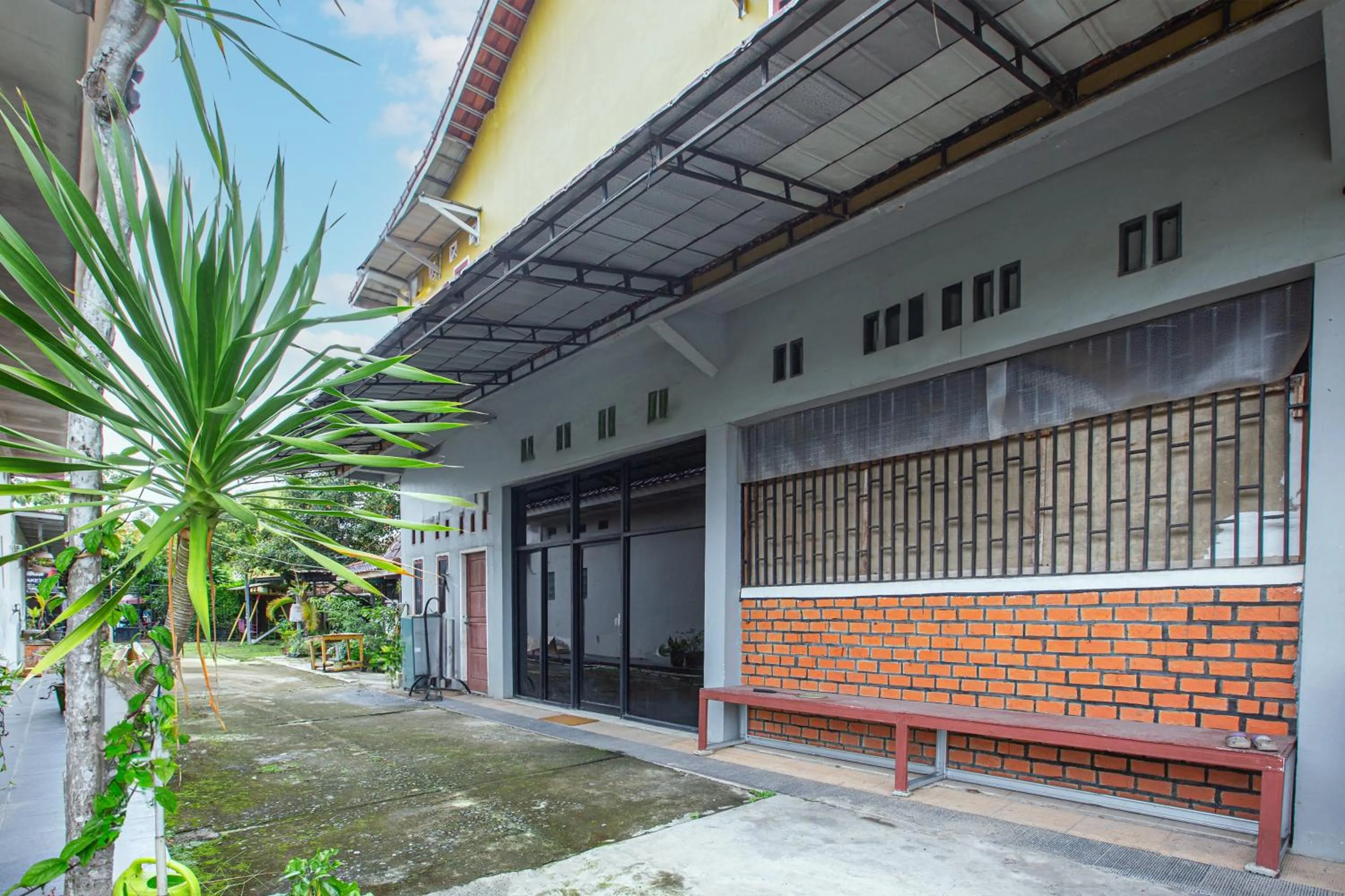 Facade/entrance in Hotel O Delta Bnb Residence Syariah