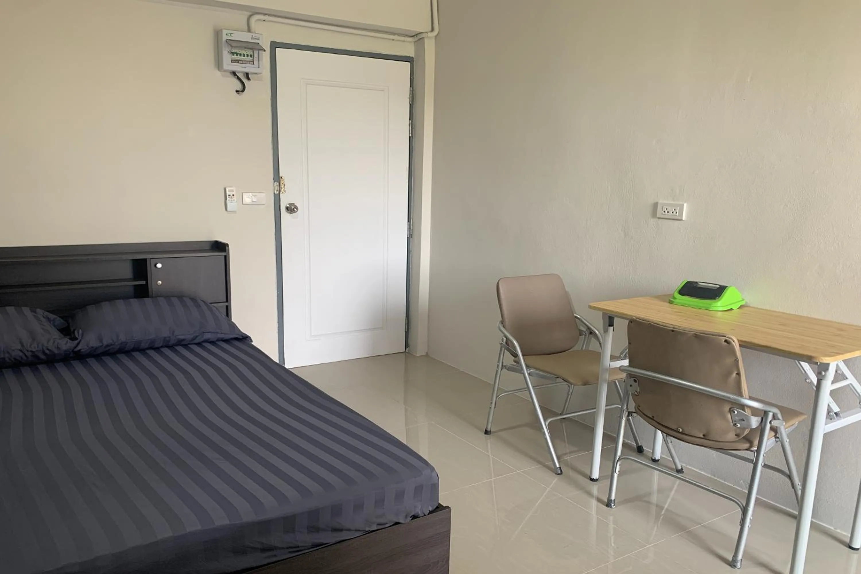 Photo of the whole room, Bed in Na Nont Place