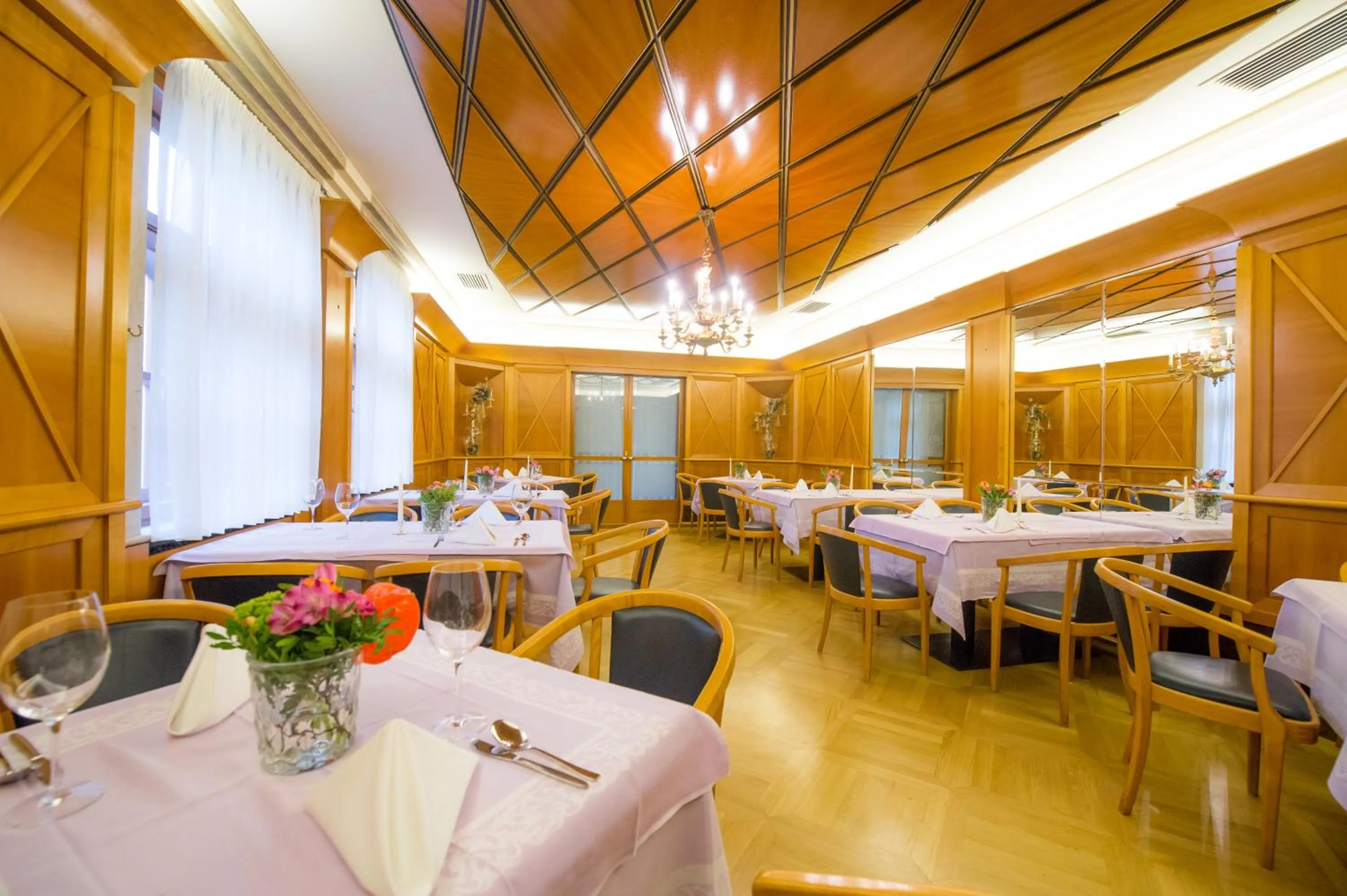 Restaurant/places to eat in Hotel Raffel