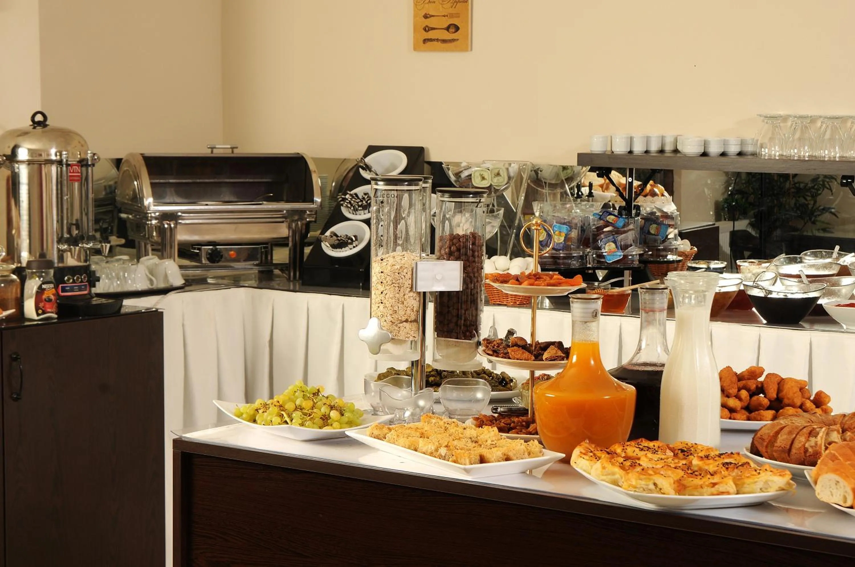 Restaurant/places to eat in Edahan Hotel