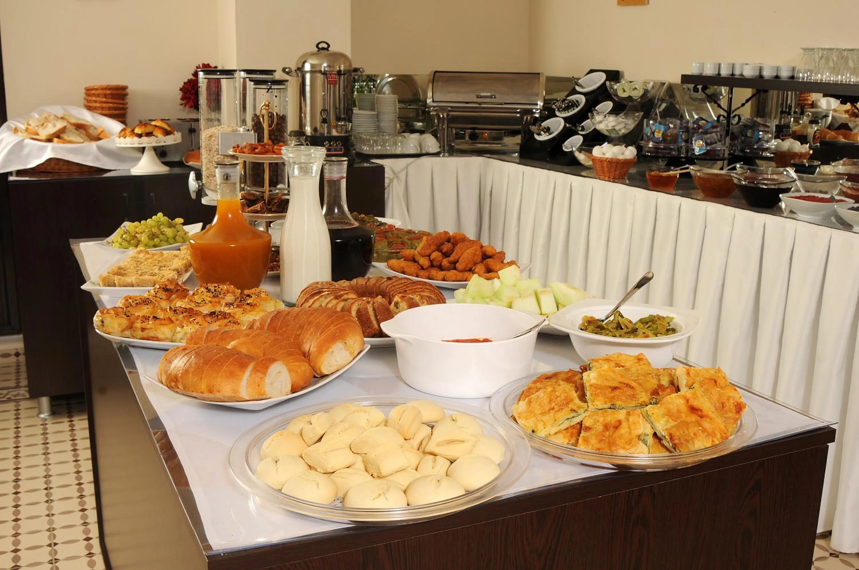 Restaurant/places to eat in Edahan Hotel