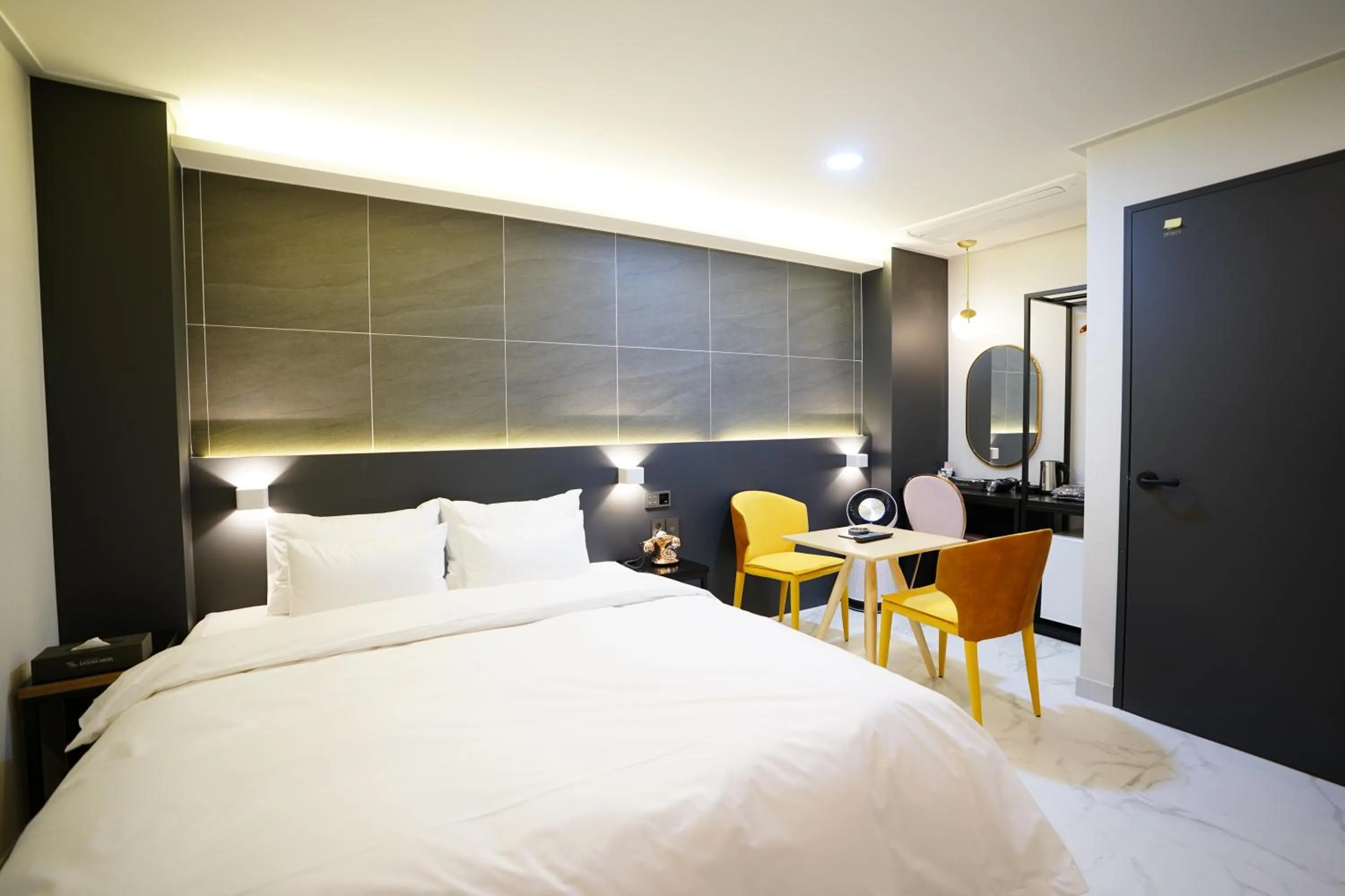 Bedroom, Bed in Dongdaemun Saturn Hotel