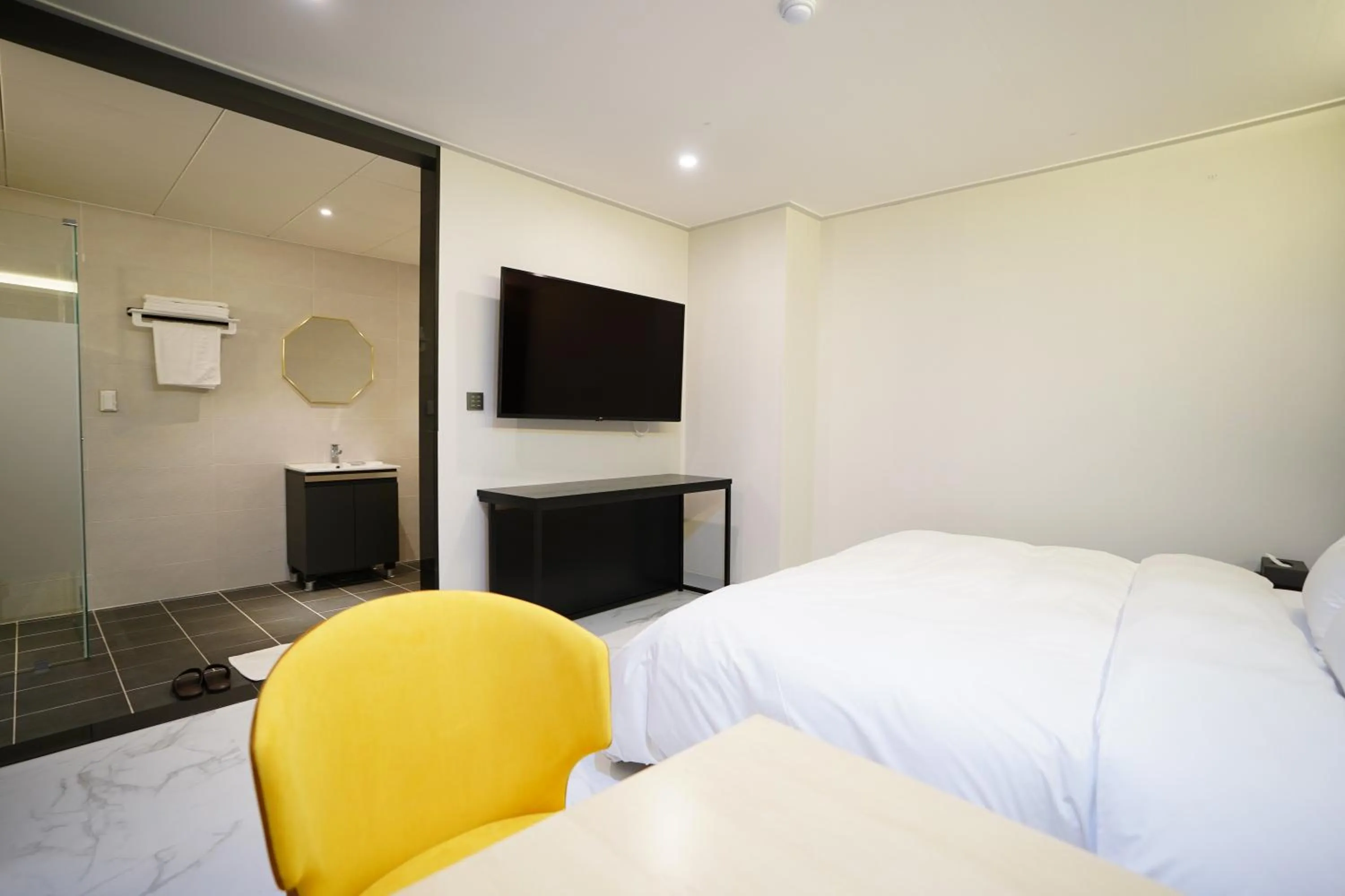 Decorative detail, Bed in Dongdaemun Saturn Hotel