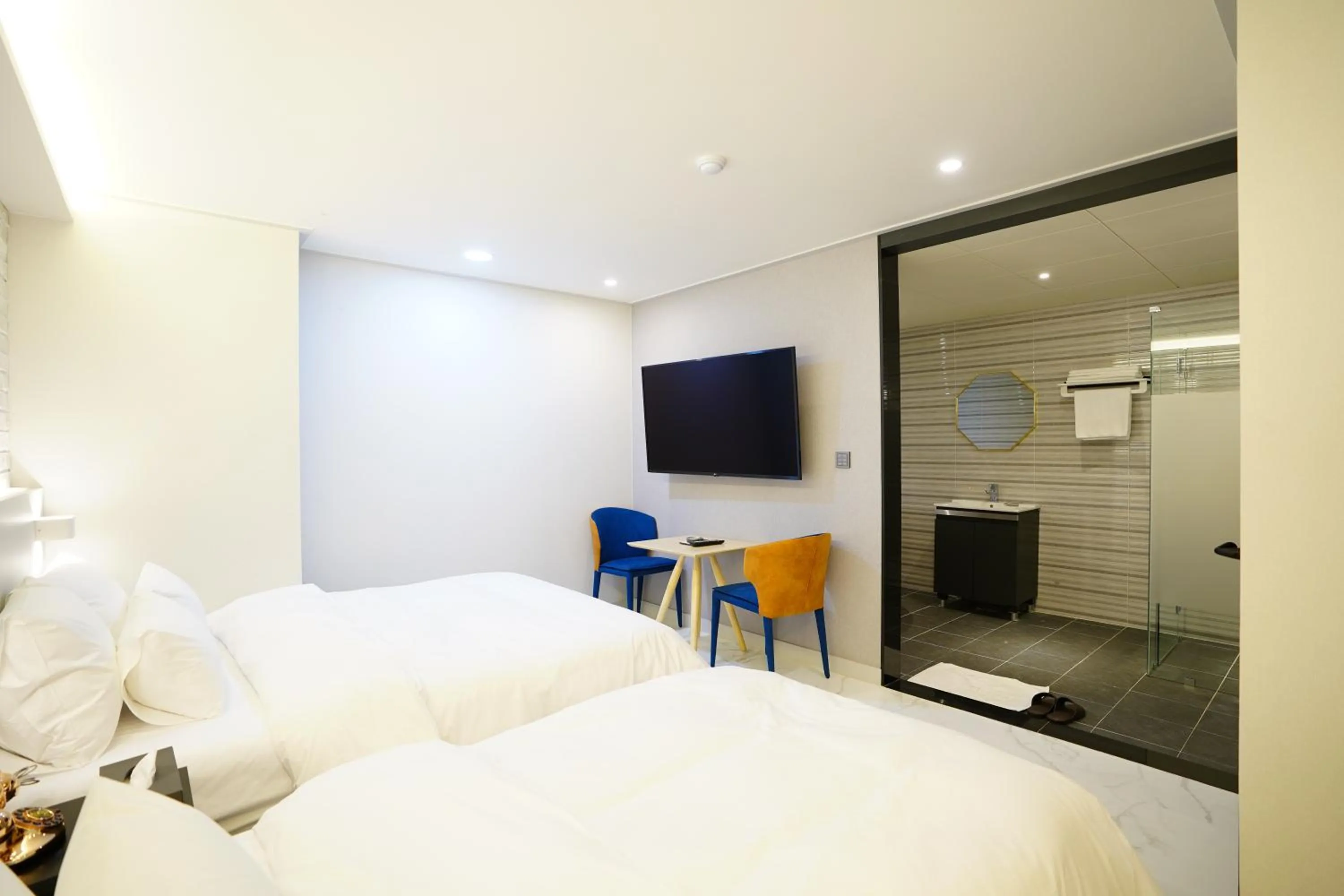 Bed in Dongdaemun Saturn Hotel