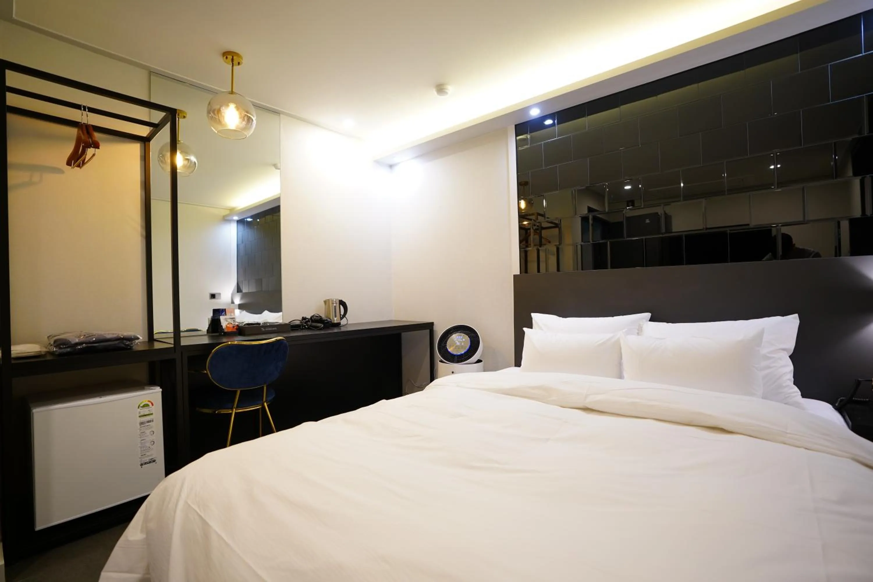 Photo of the whole room, Bed in Dongdaemun Saturn Hotel
