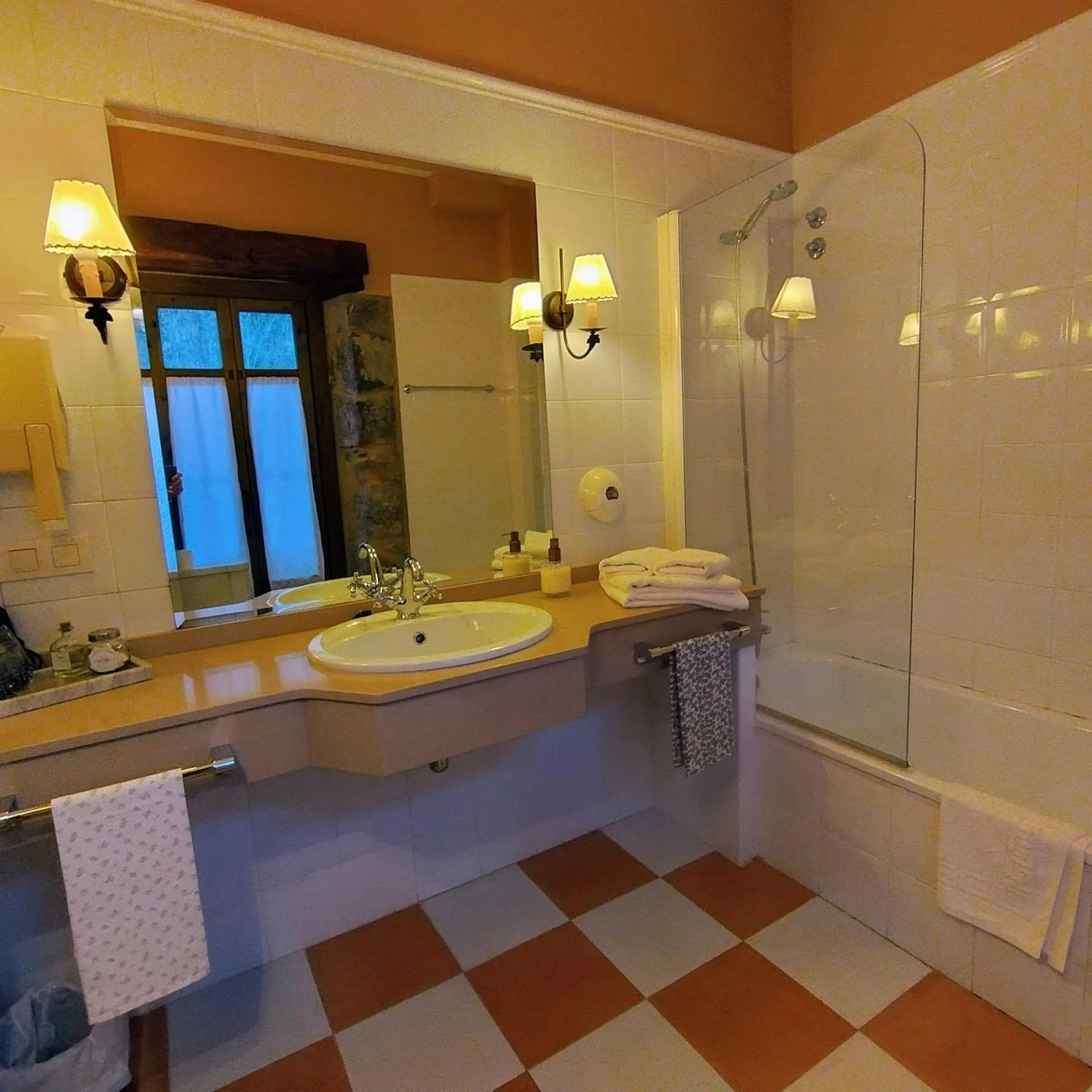 Photo of the whole room in Hotel Boutique Villa de Palacios - Palacio de Aras