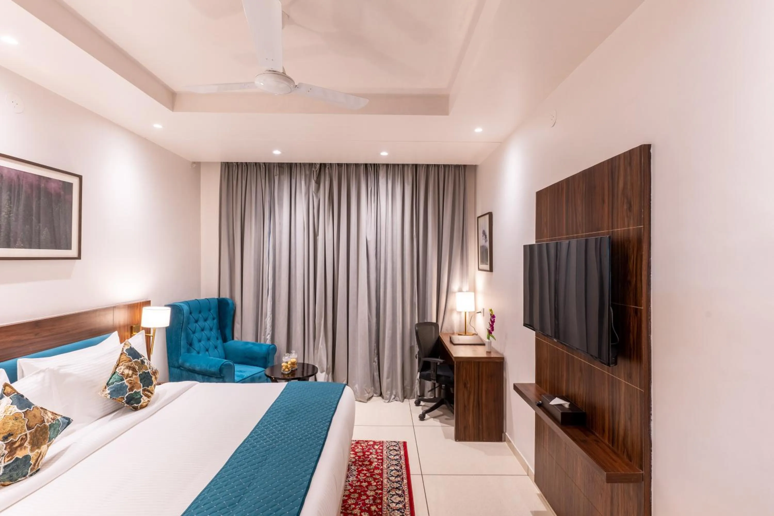 Bedroom, Bed in Regenta Place Panchkula Morni Hills