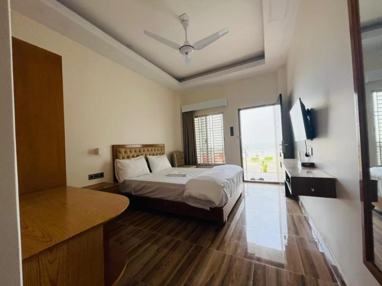 Communal lounge/ TV room, Bed in Dreamers Paradise