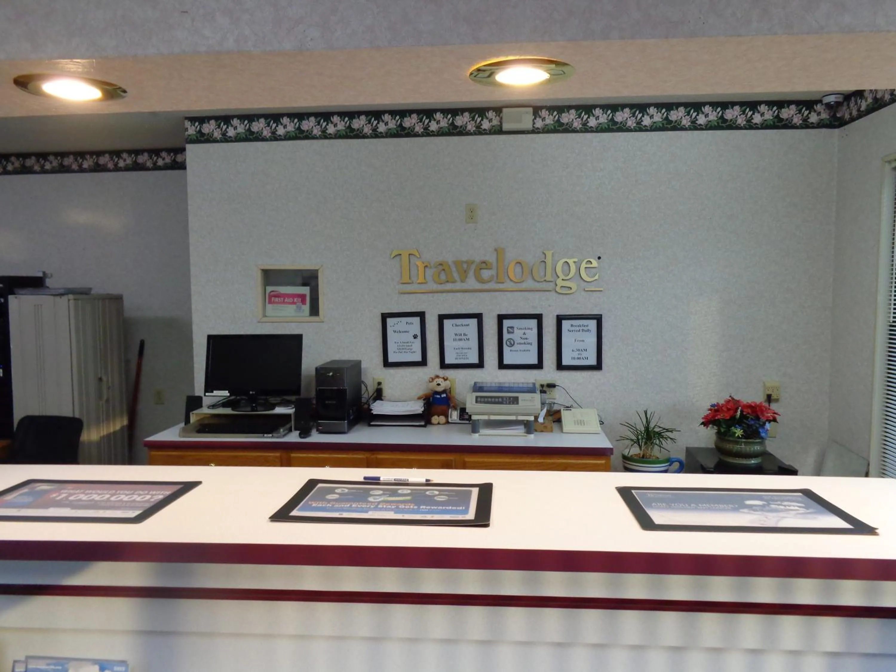 Lobby or reception in Travelodge by Wyndham Ridgeway Martinsville Area