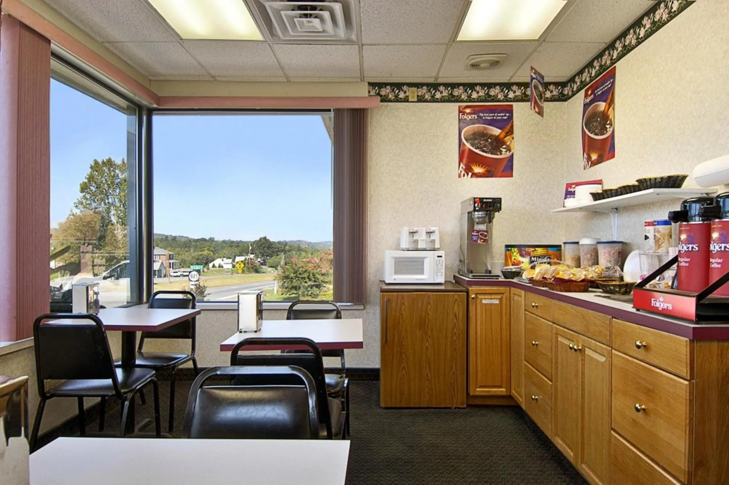 Restaurant/places to eat in Travelodge by Wyndham Ridgeway Martinsville Area