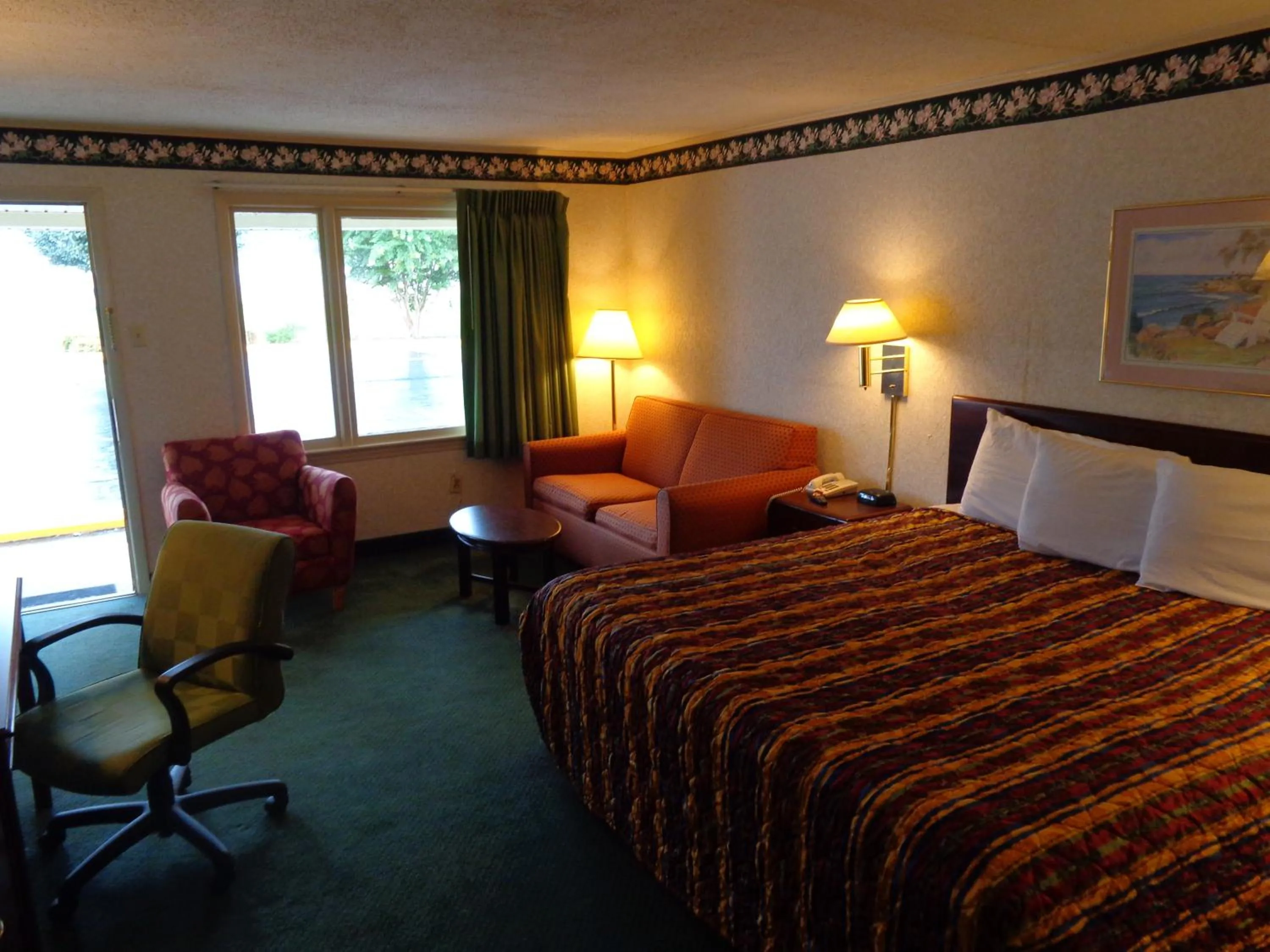 Day, Bed in Travelodge by Wyndham Ridgeway Martinsville Area