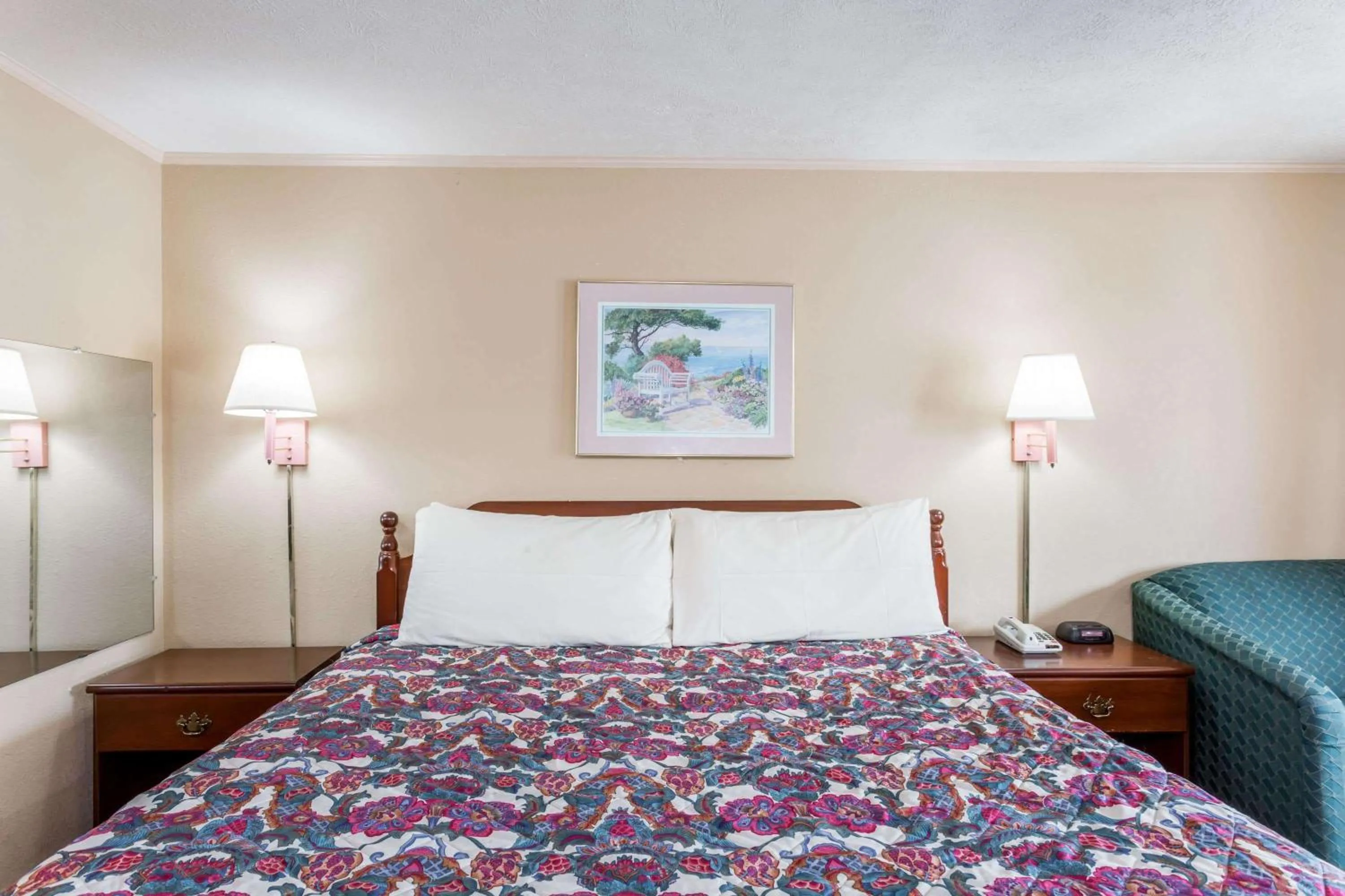 Photo of the whole room, Bed in Travelodge by Wyndham Ridgeway Martinsville Area