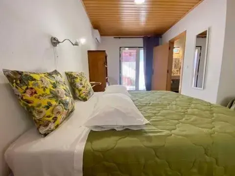 Triple Room with Garden View in Casa de Azzancha Triple Room with Garden View in Casa de Azzancha