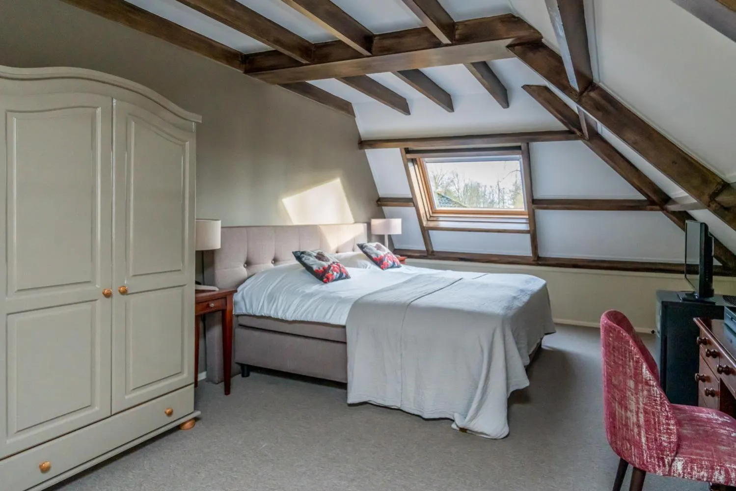 Bed in Hostellerie Schuddebeurs