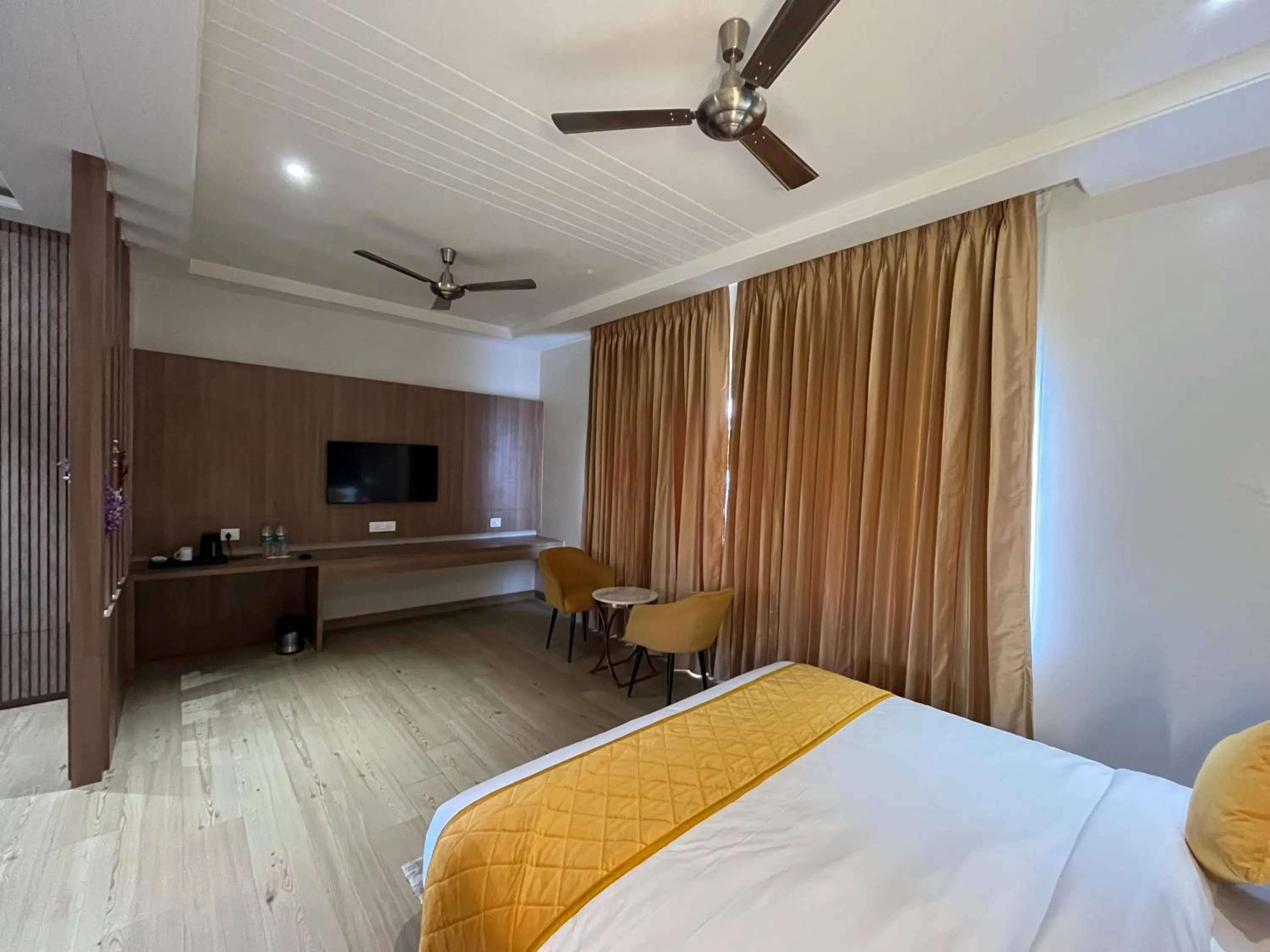 Photo of the whole room, Bed in Hotel Three Seasons