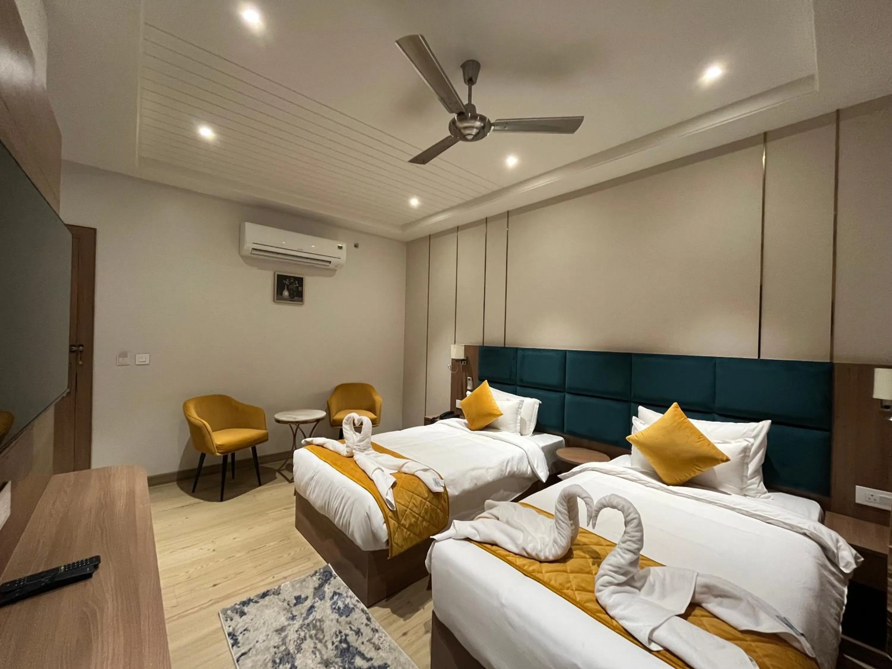 Bedroom, Bed in Hotel Three Seasons