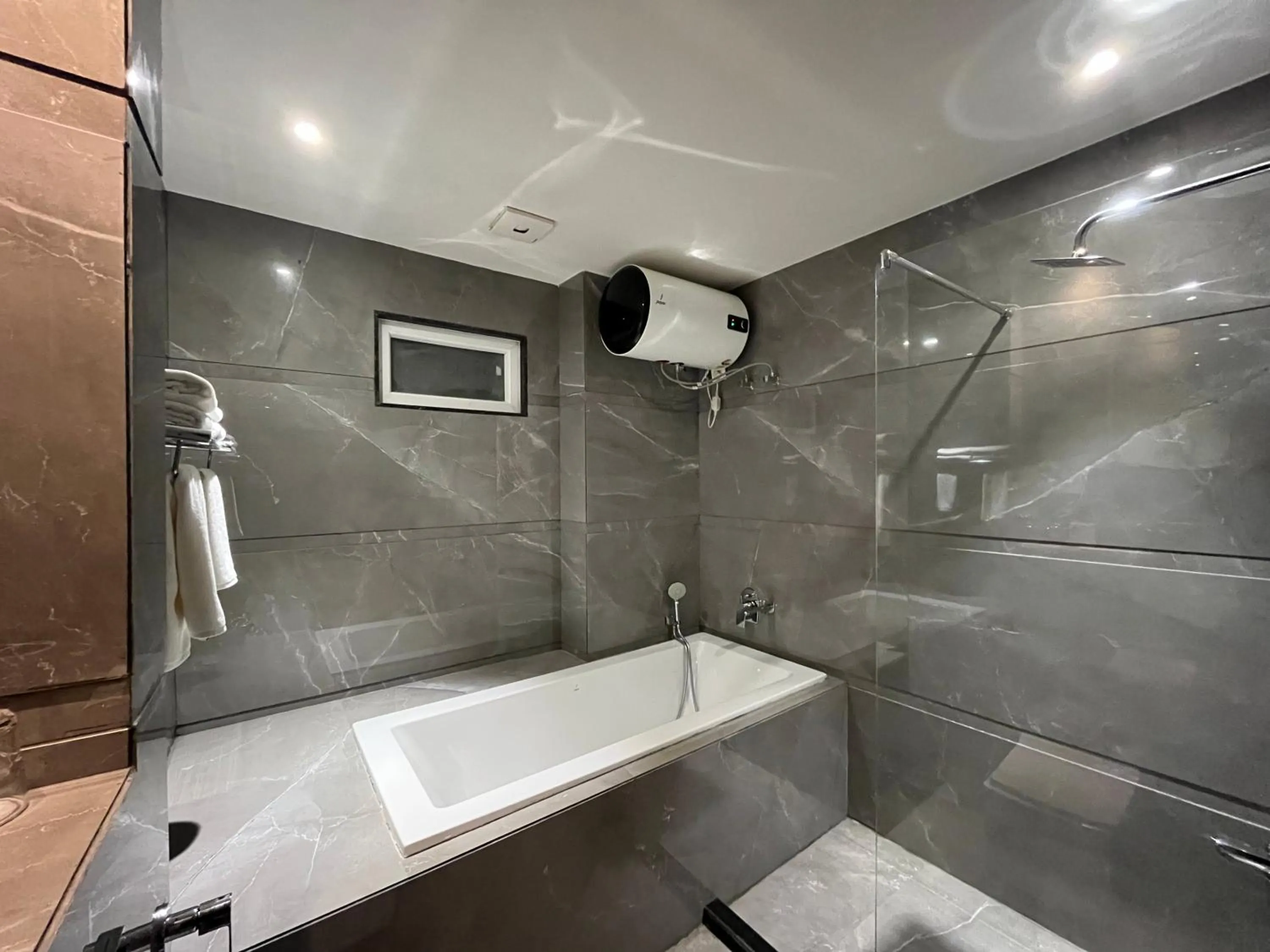 Shower in Hotel Three Seasons