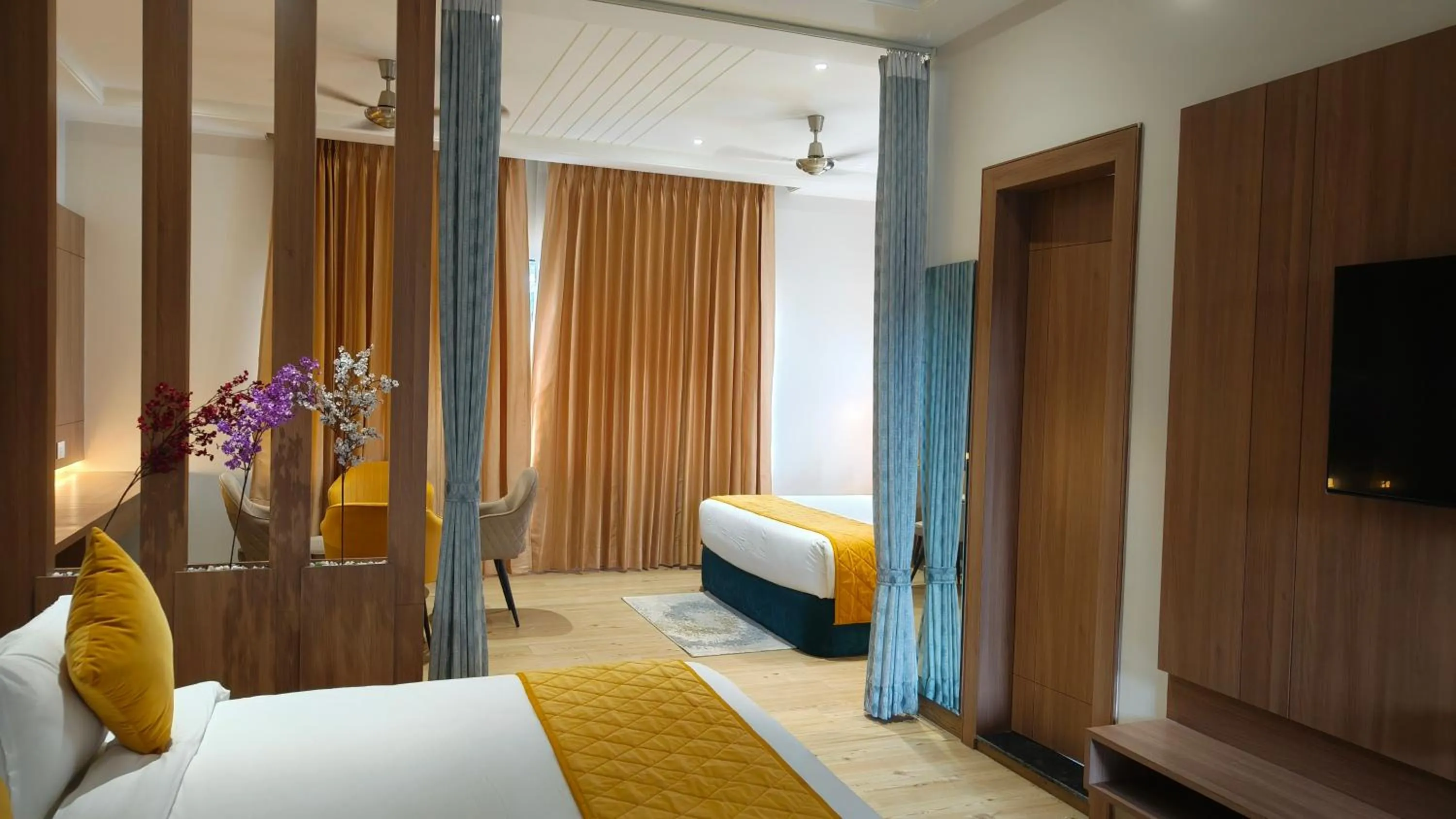 Living room, Bed in Hotel Three Seasons