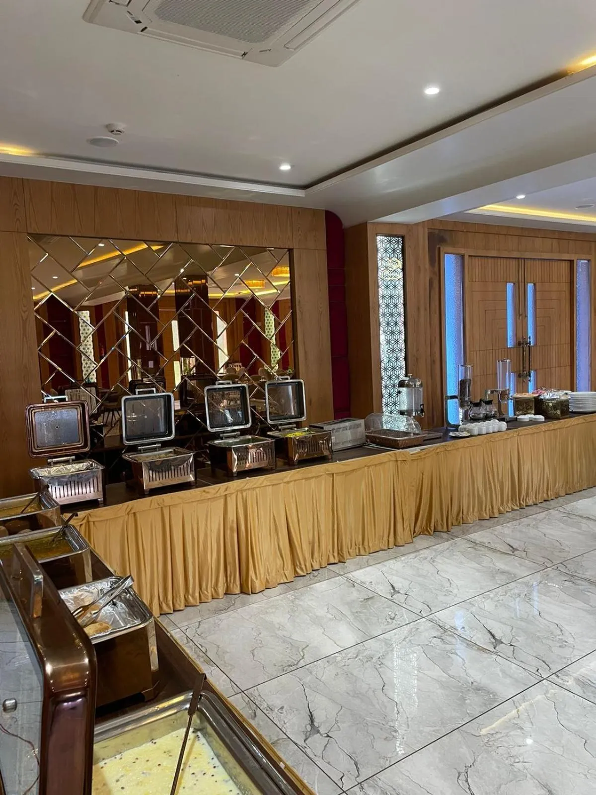 Breakfast in Hotel Three Seasons