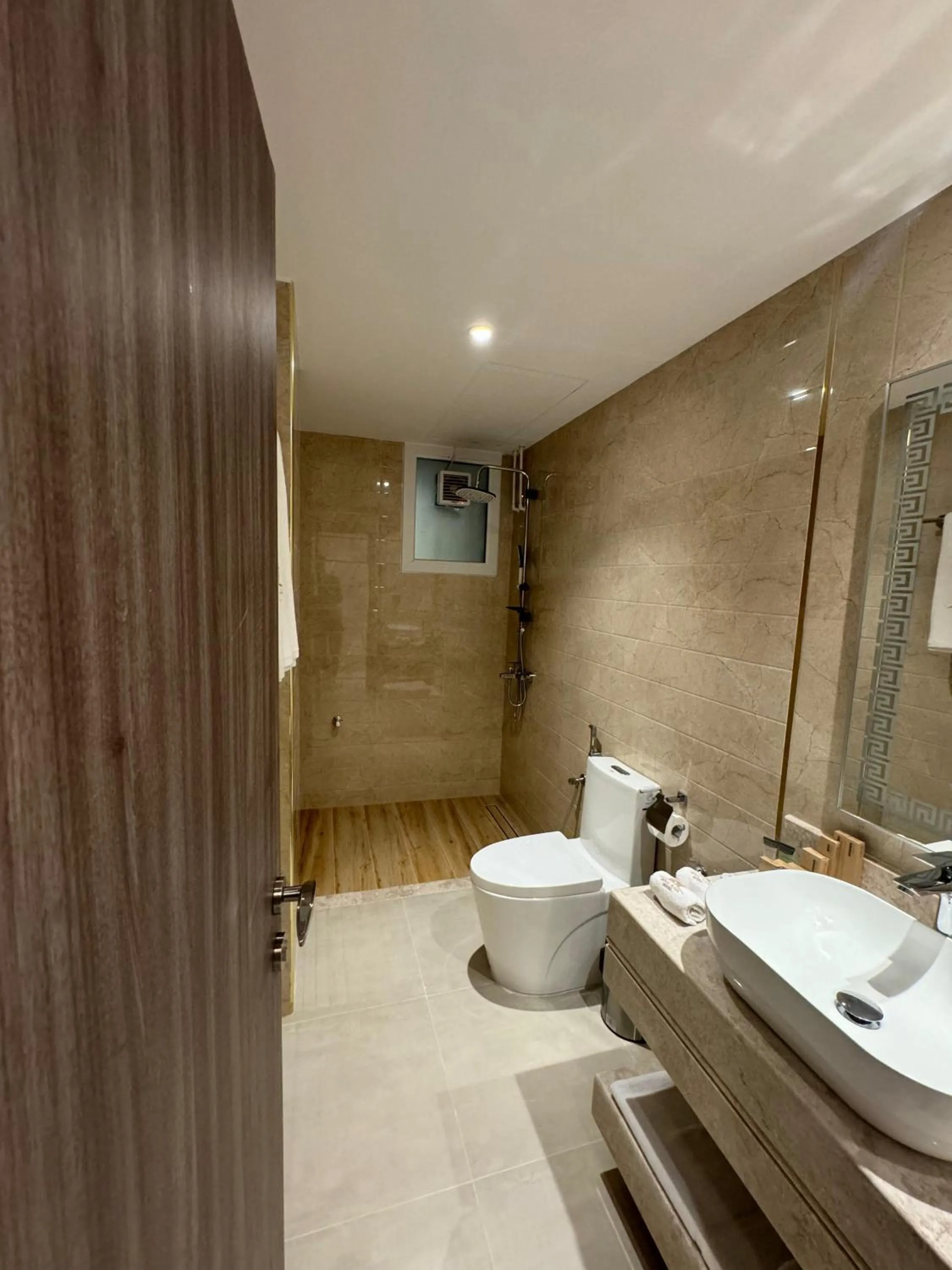 Shower in Royal Plaza Hotel