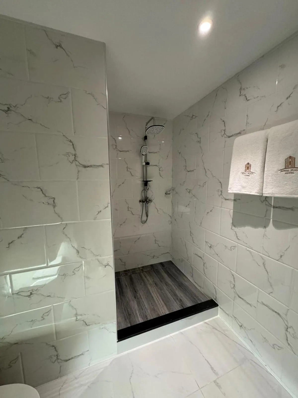 Shower in Royal Plaza Hotel