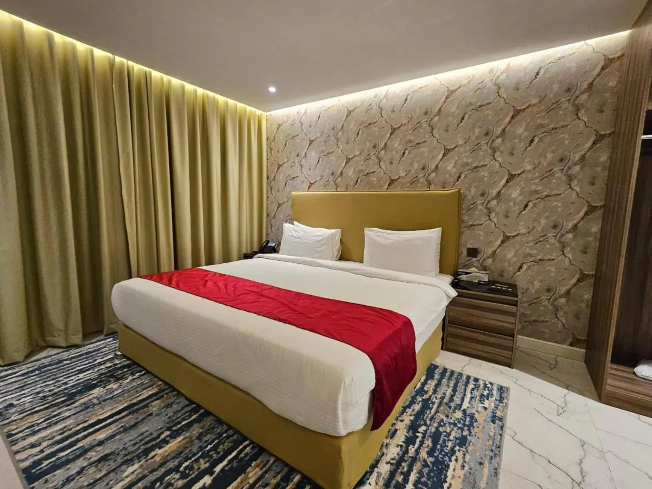 Bed in Royal Plaza Hotel