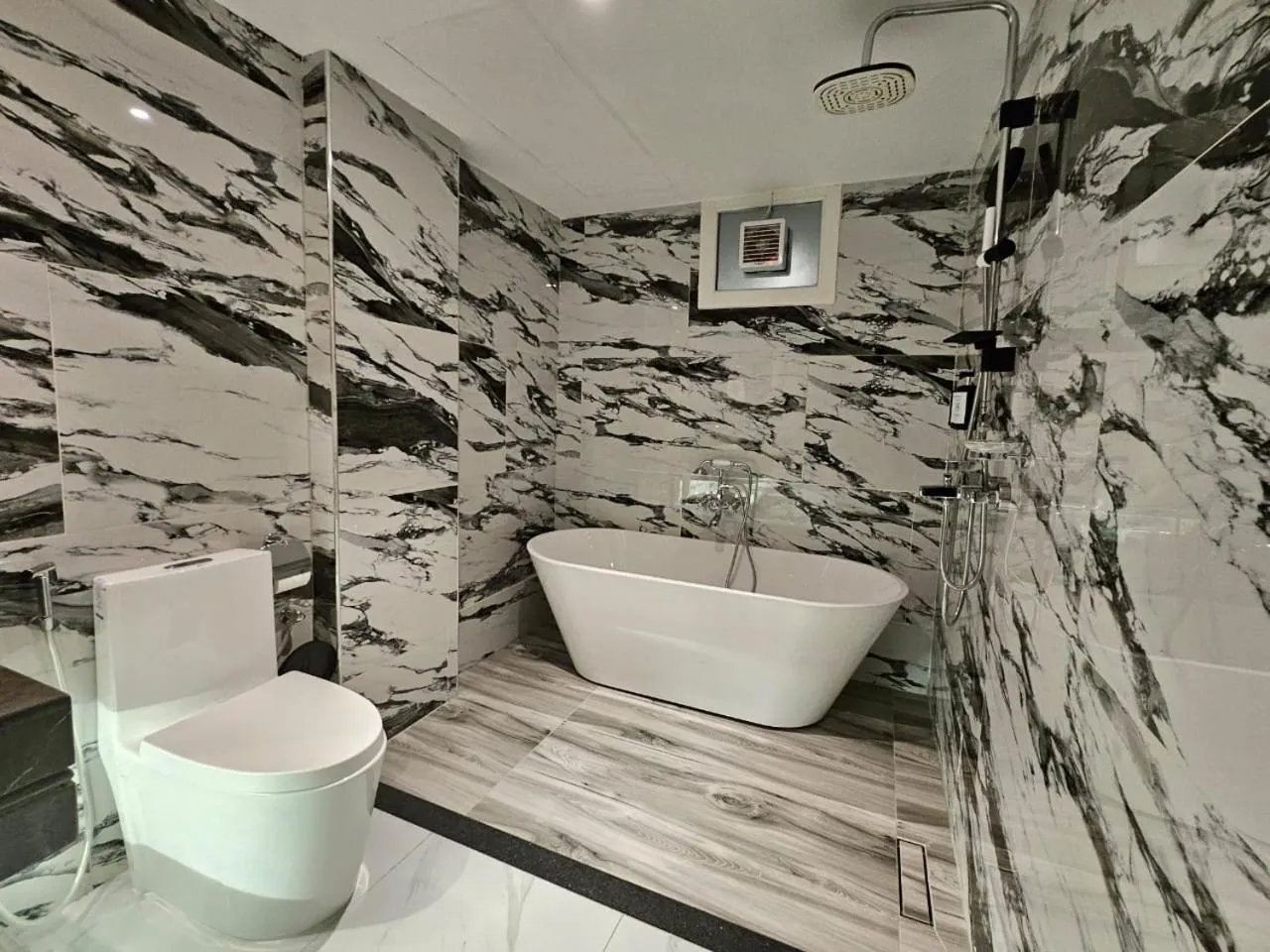 Bath in Royal Plaza Hotel