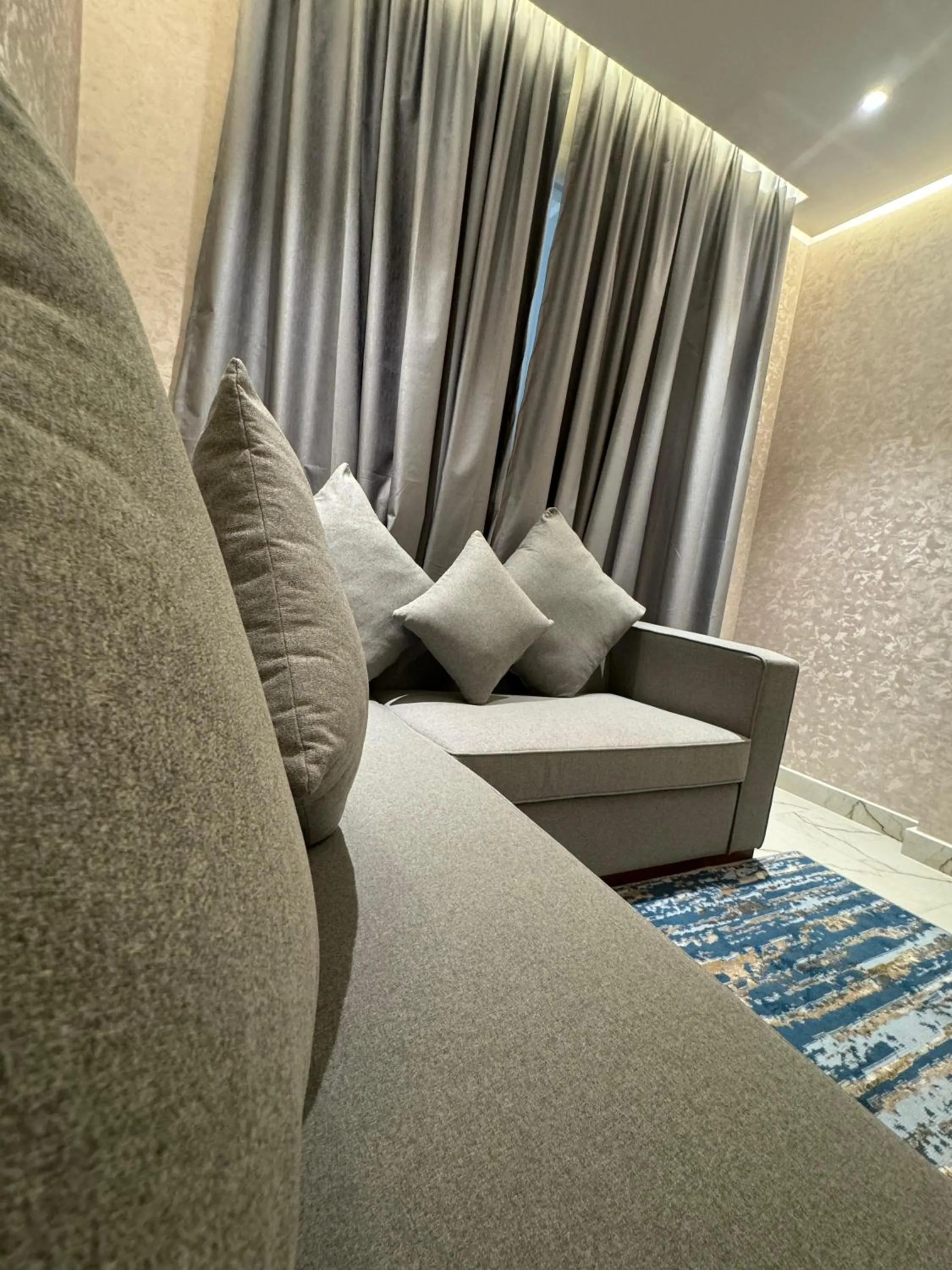 Living room in Royal Plaza Hotel