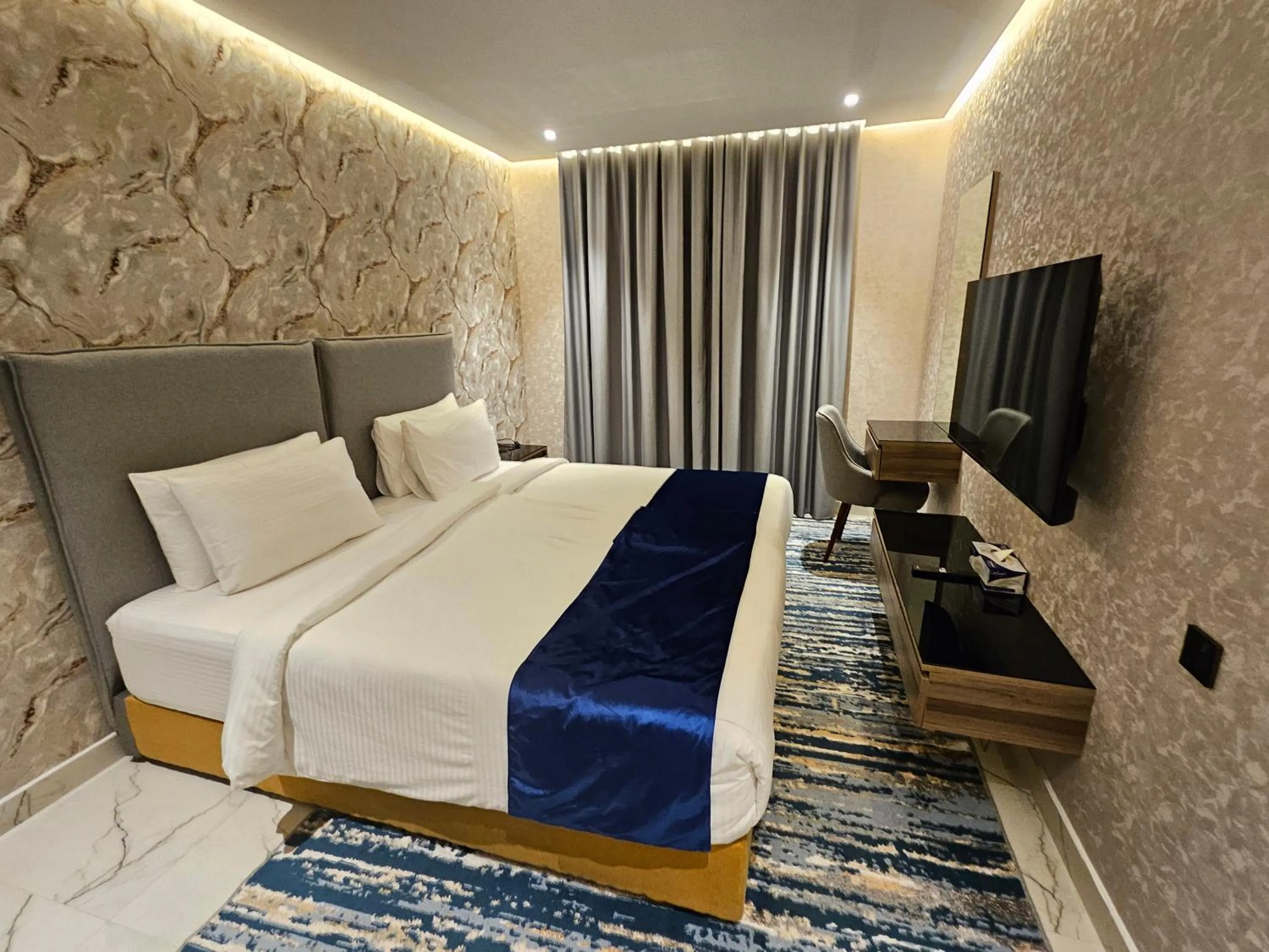 Bed in Royal Plaza Hotel