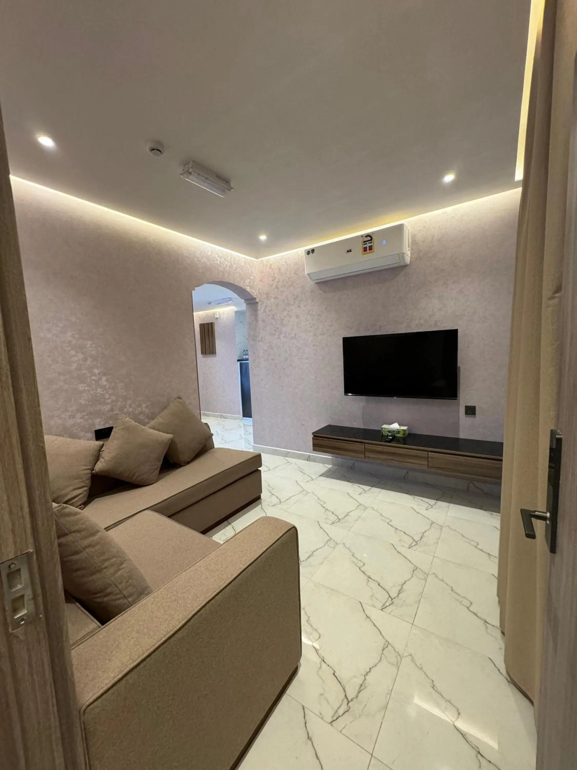 Communal lounge/ TV room in Royal Plaza Hotel