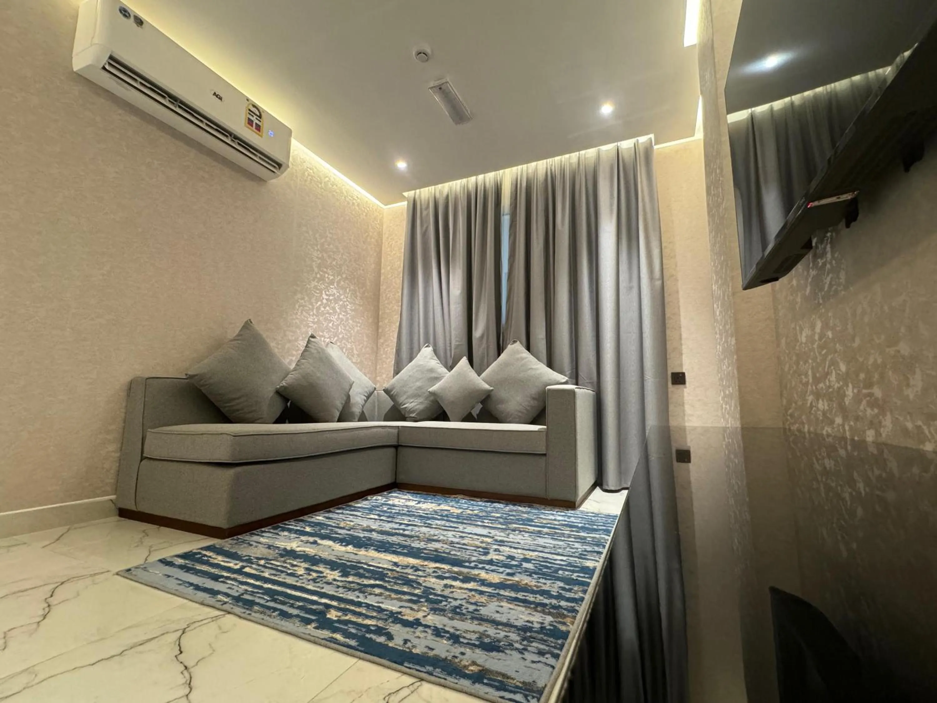 Living room, Bed in Royal Plaza Hotel