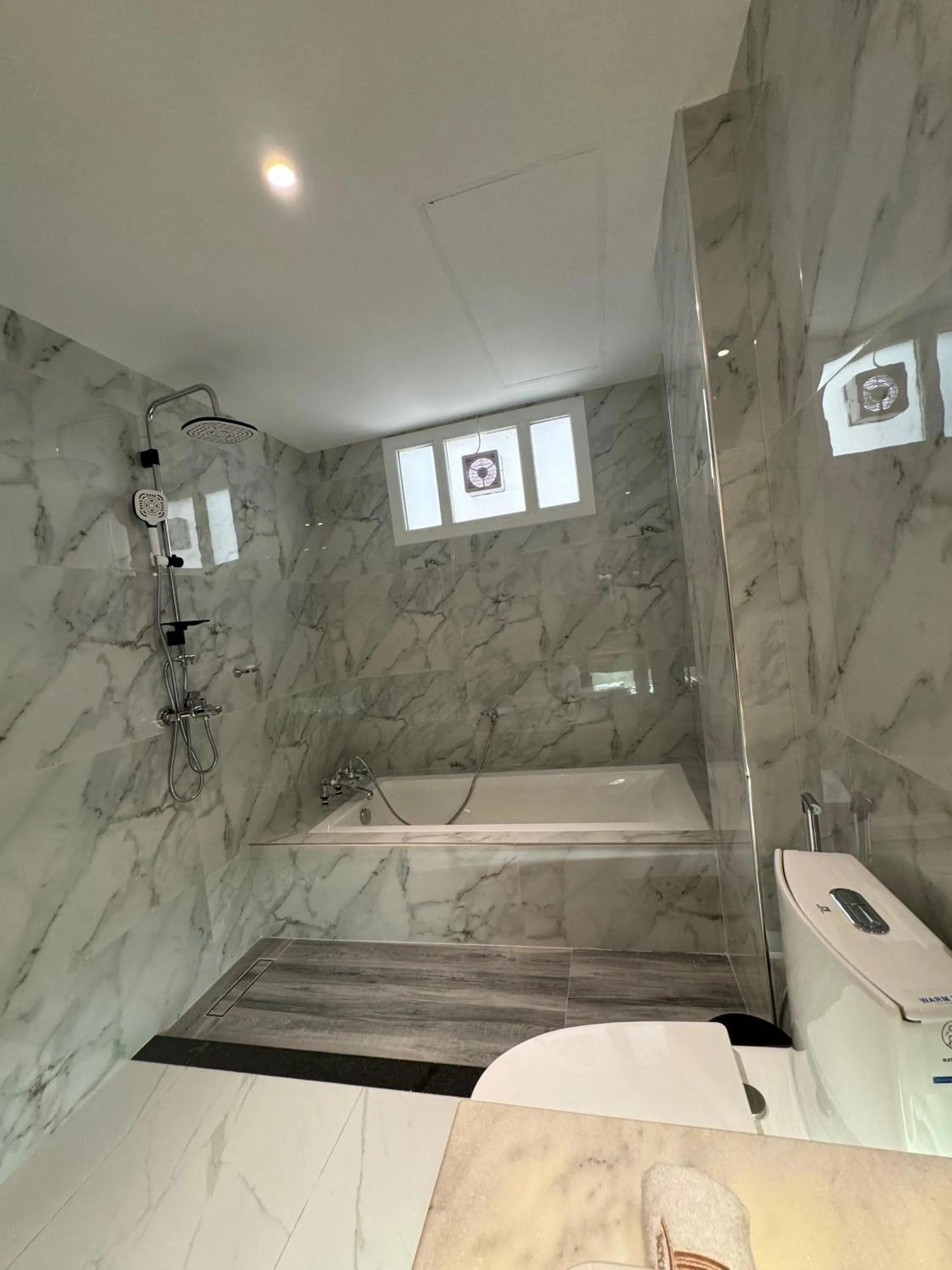 Shower in Royal Plaza Hotel