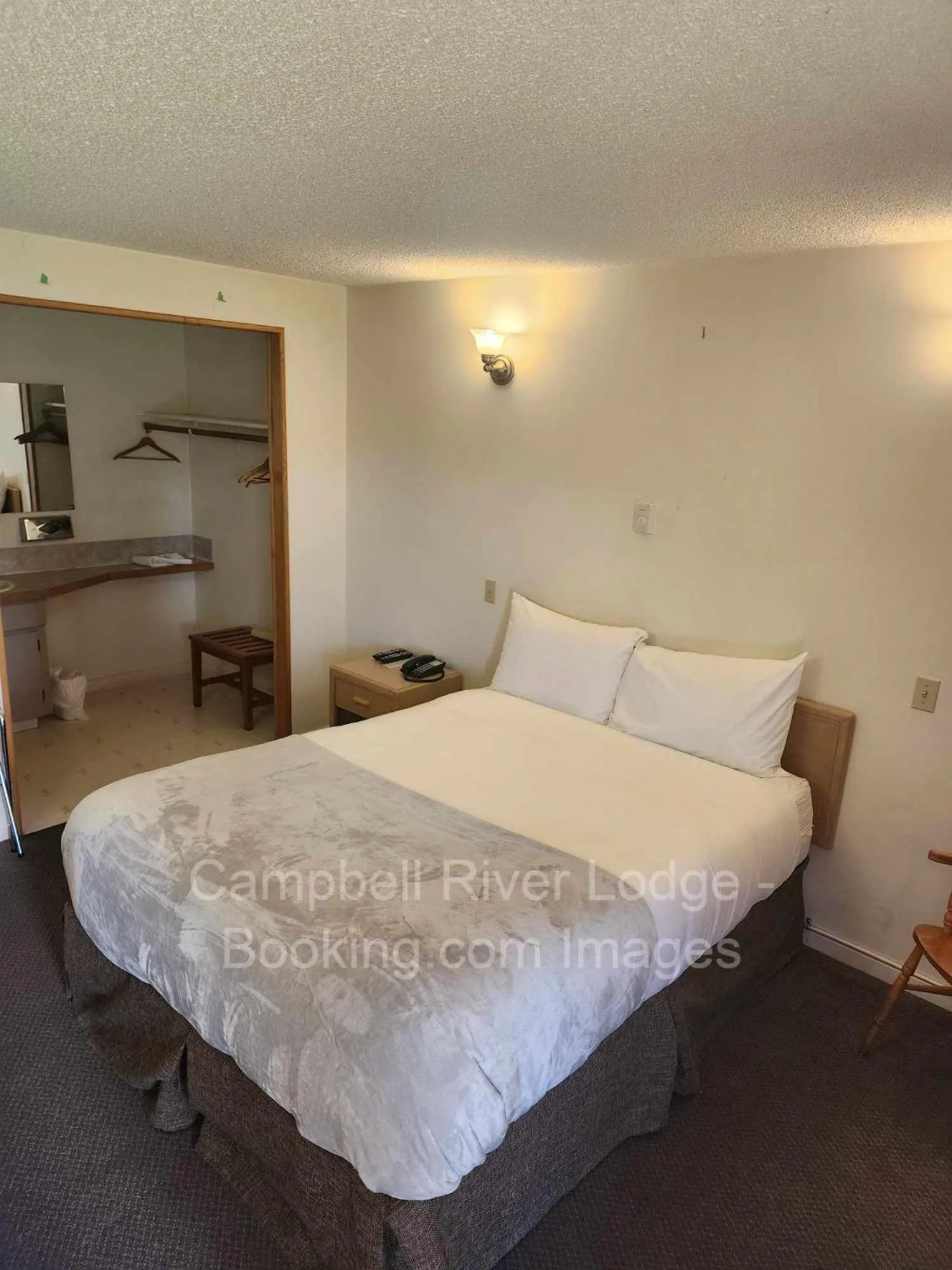 Bed in Campbell River Lodge