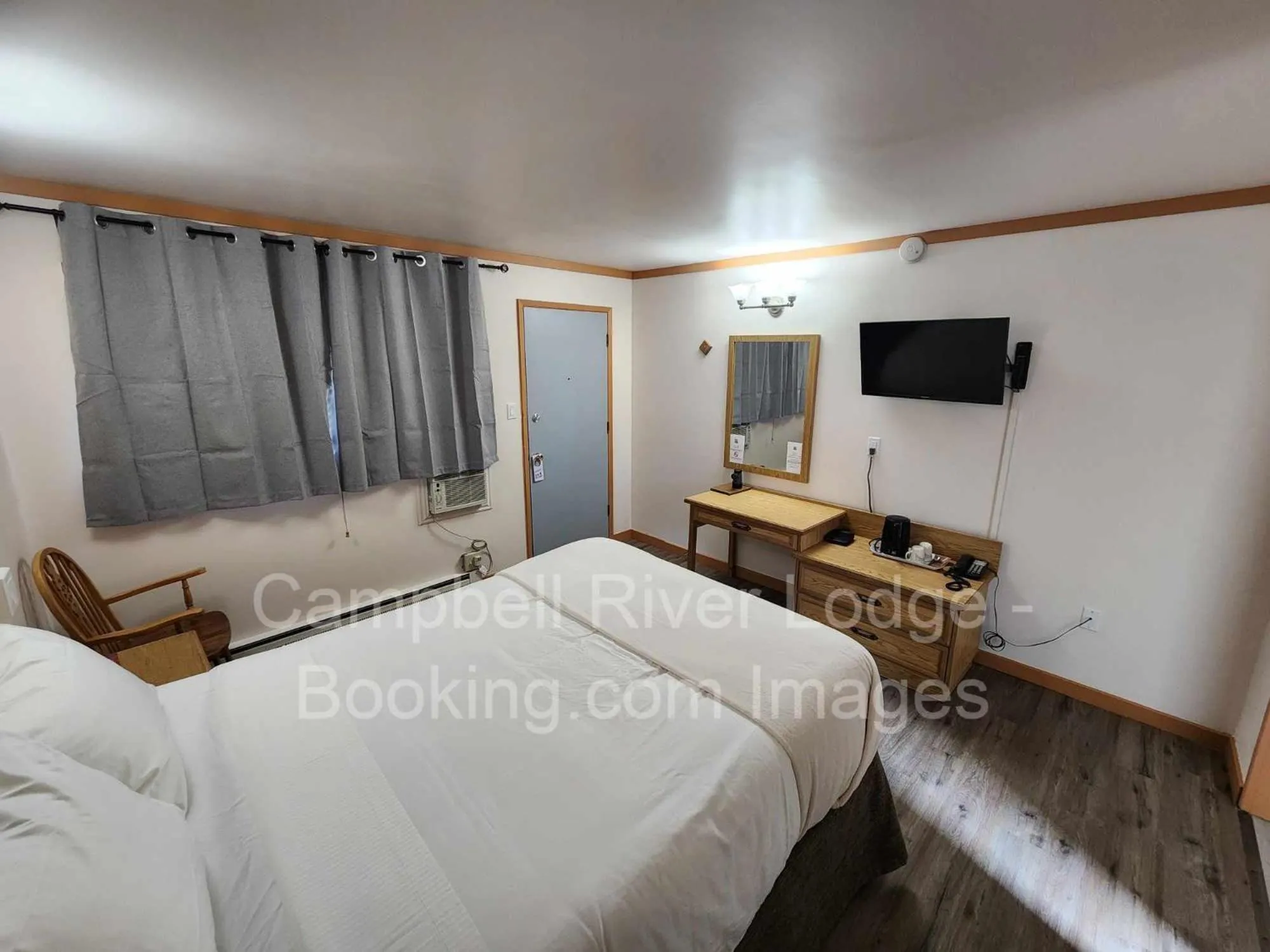 Bed in Campbell River Lodge