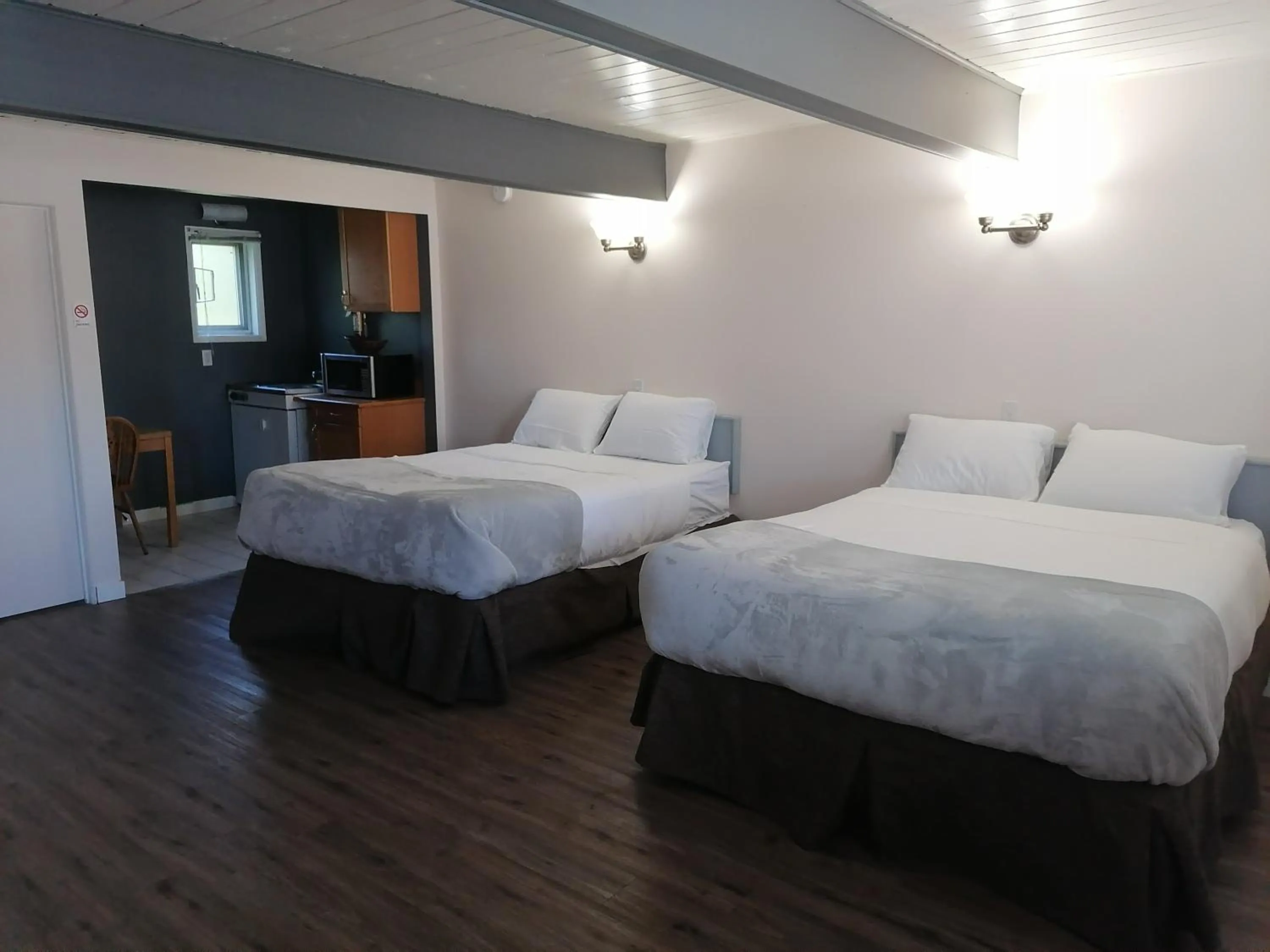 Bedroom, Bed in Campbell River Lodge