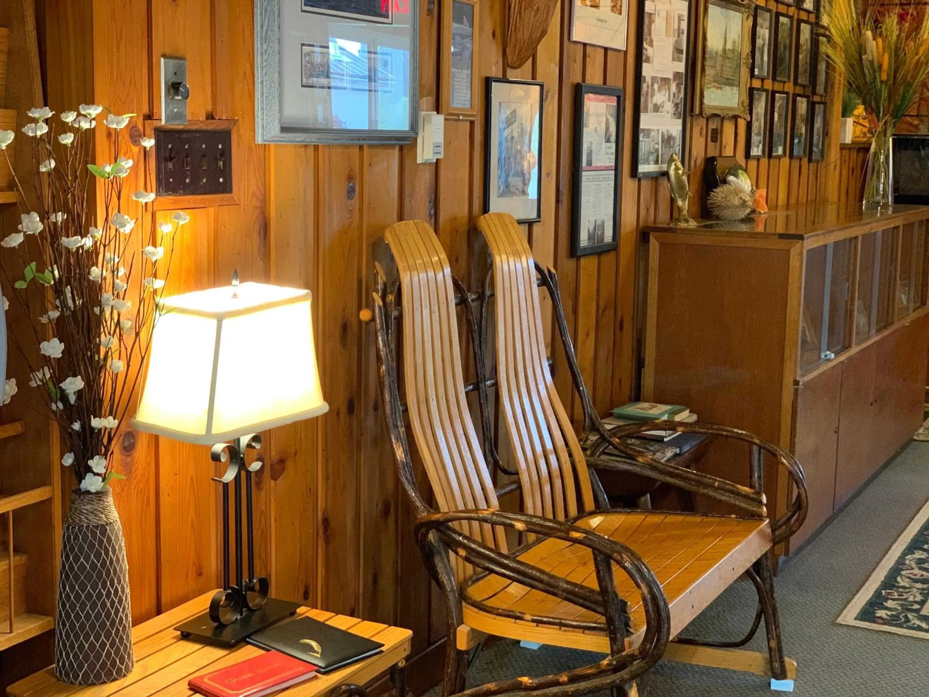 Seating area in Campbell River Lodge