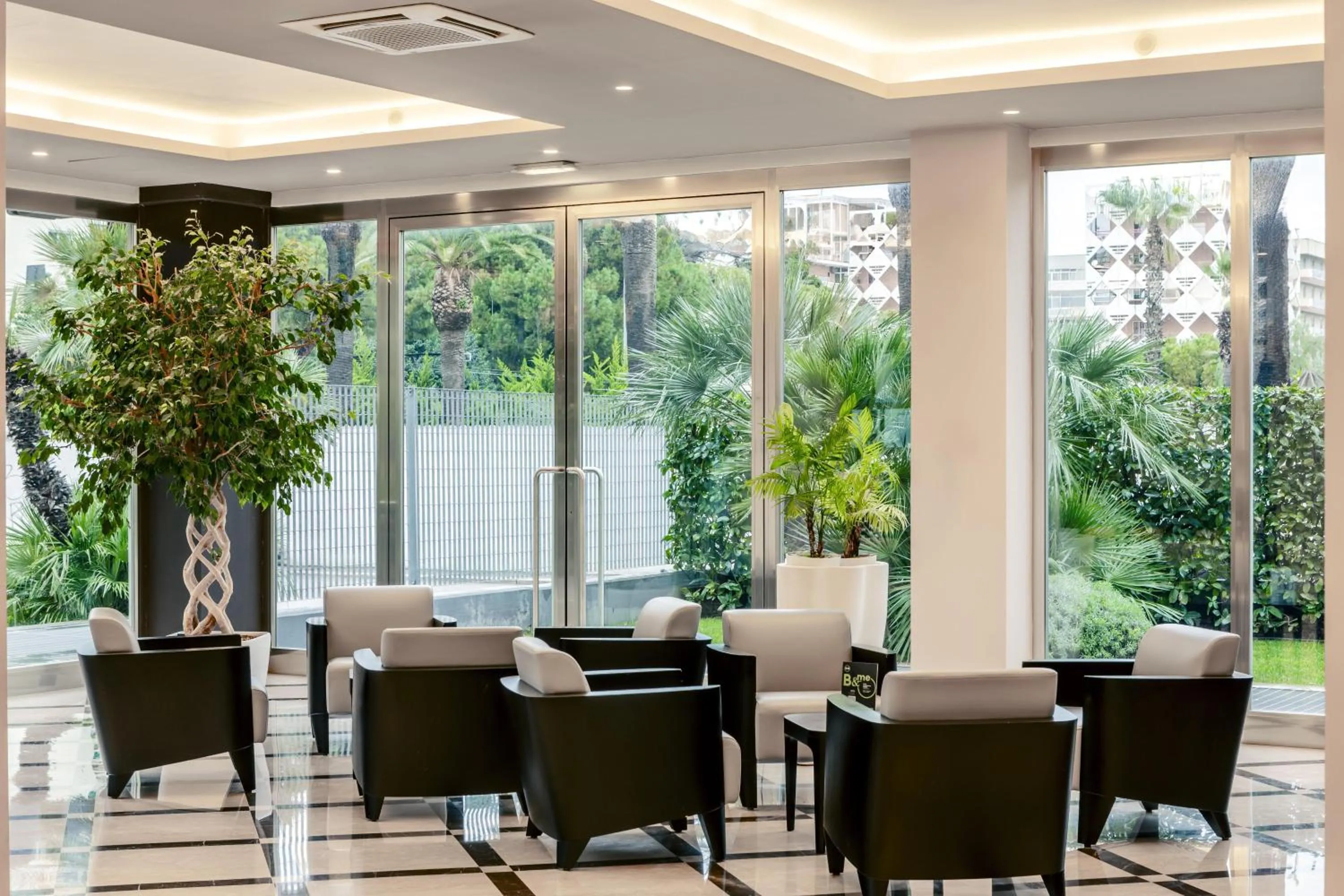 Lobby or reception in B&B HOTEL Bari Rondò