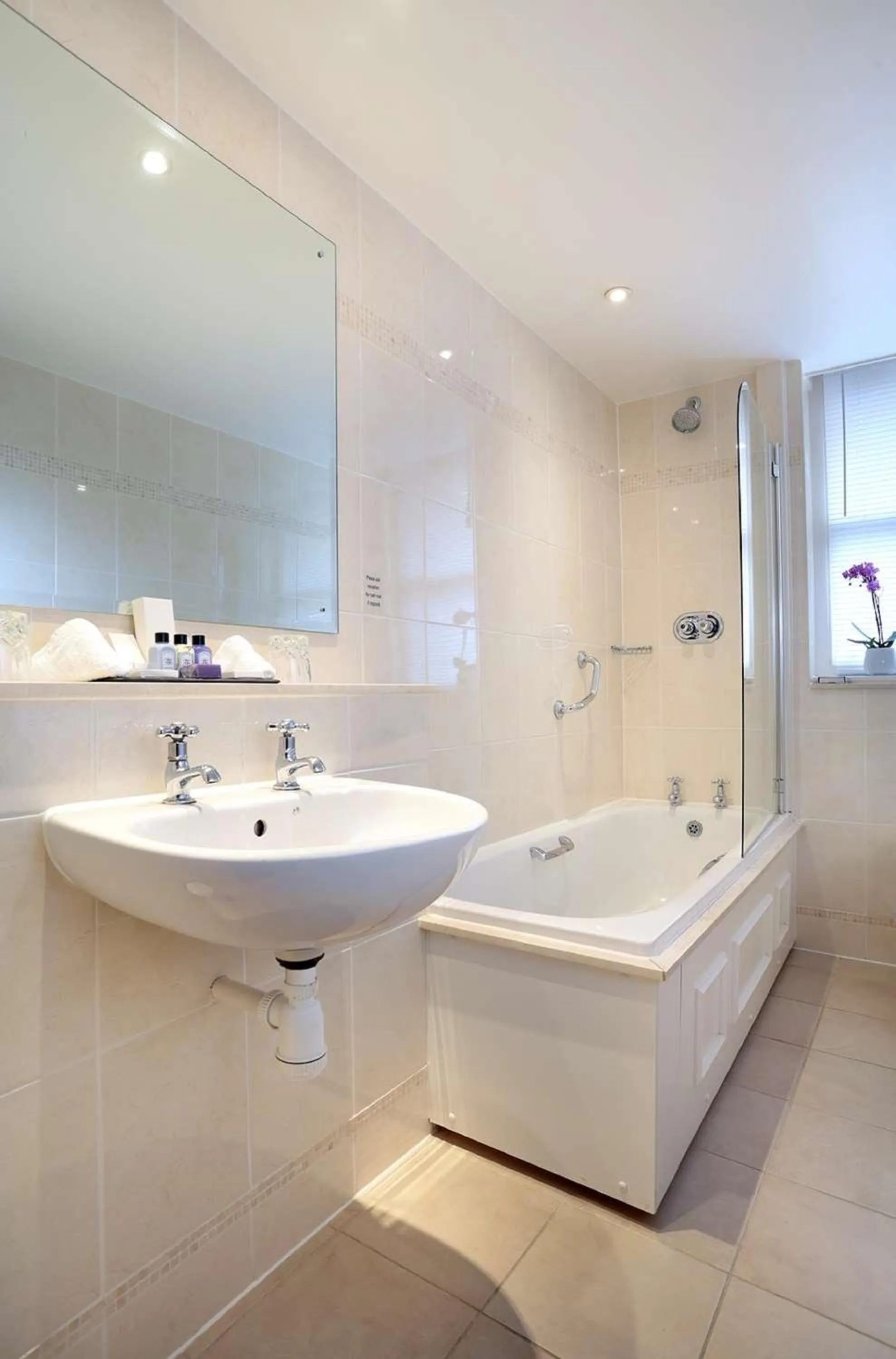 Bathroom in Macdonald New Blossoms Hotel Chester