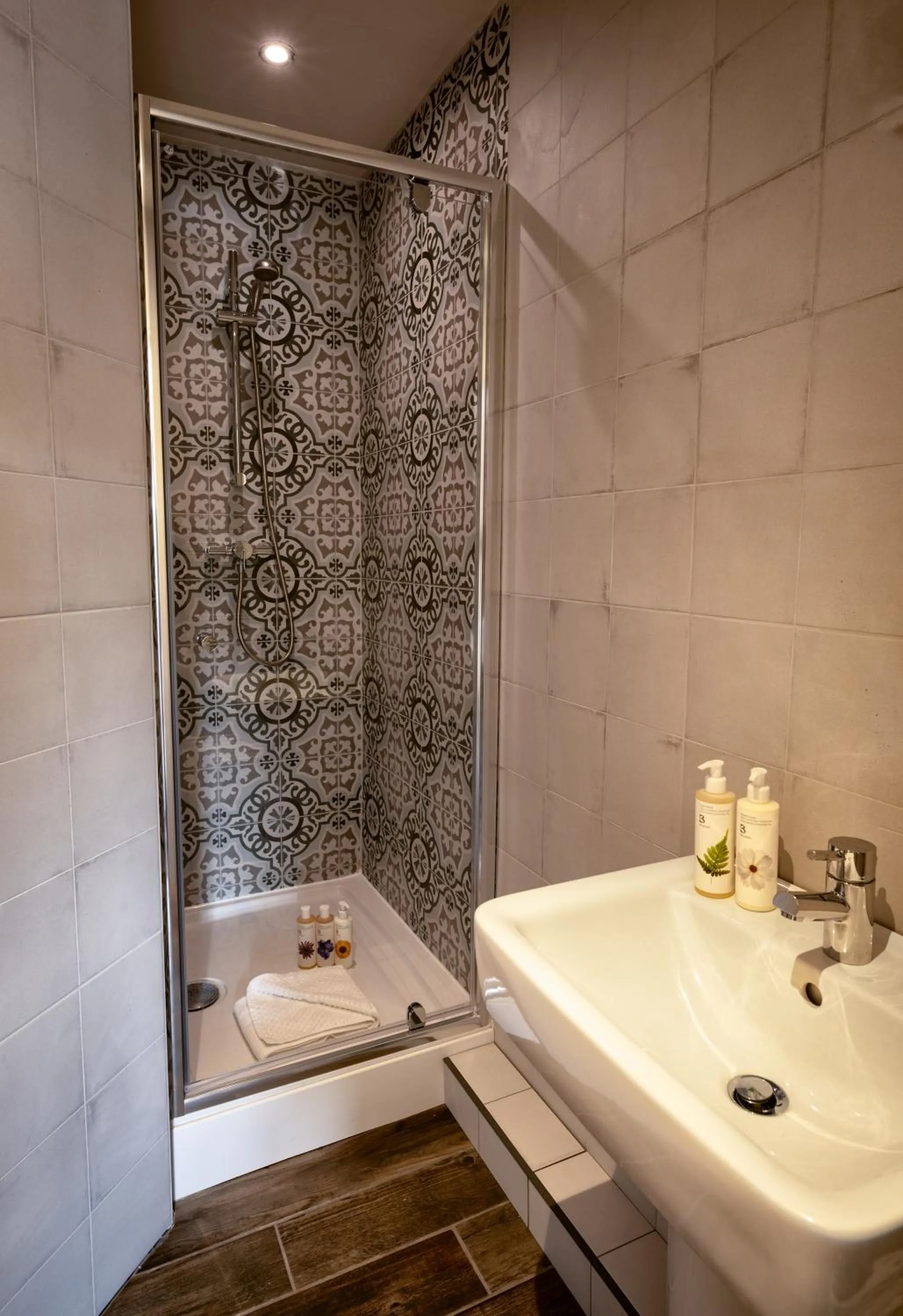 Shower in George and Dragon Clifton