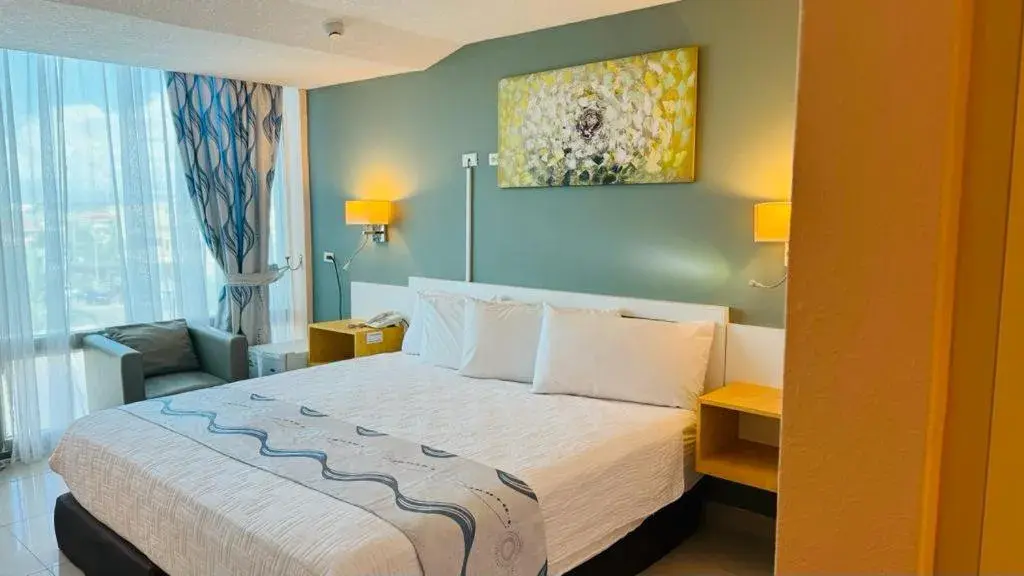 Deluxe Queen Room in Golden Tree Hotel Belize Deluxe Queen Room in Golden Tree Hotel Belize