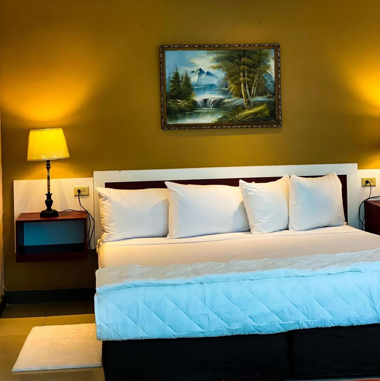 Bed in Golden Tree Hotel Belize