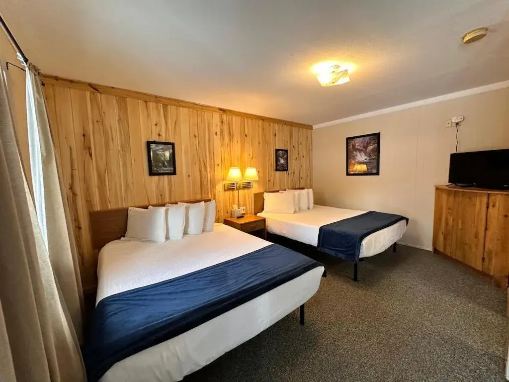 Deluxe Queen Room in Ute Bluff Lodge, Cabins and RV park Deluxe Queen Room in Ute Bluff Lodge, Cabins and RV park