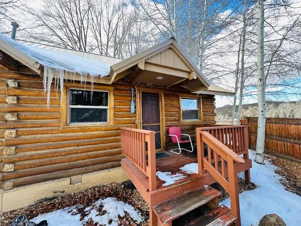 Family Room with Mountain View in Ute Bluff Lodge, Cabins and RV park Family Room with Mountain View in Ute Bluff Lodge, Cabins and RV park