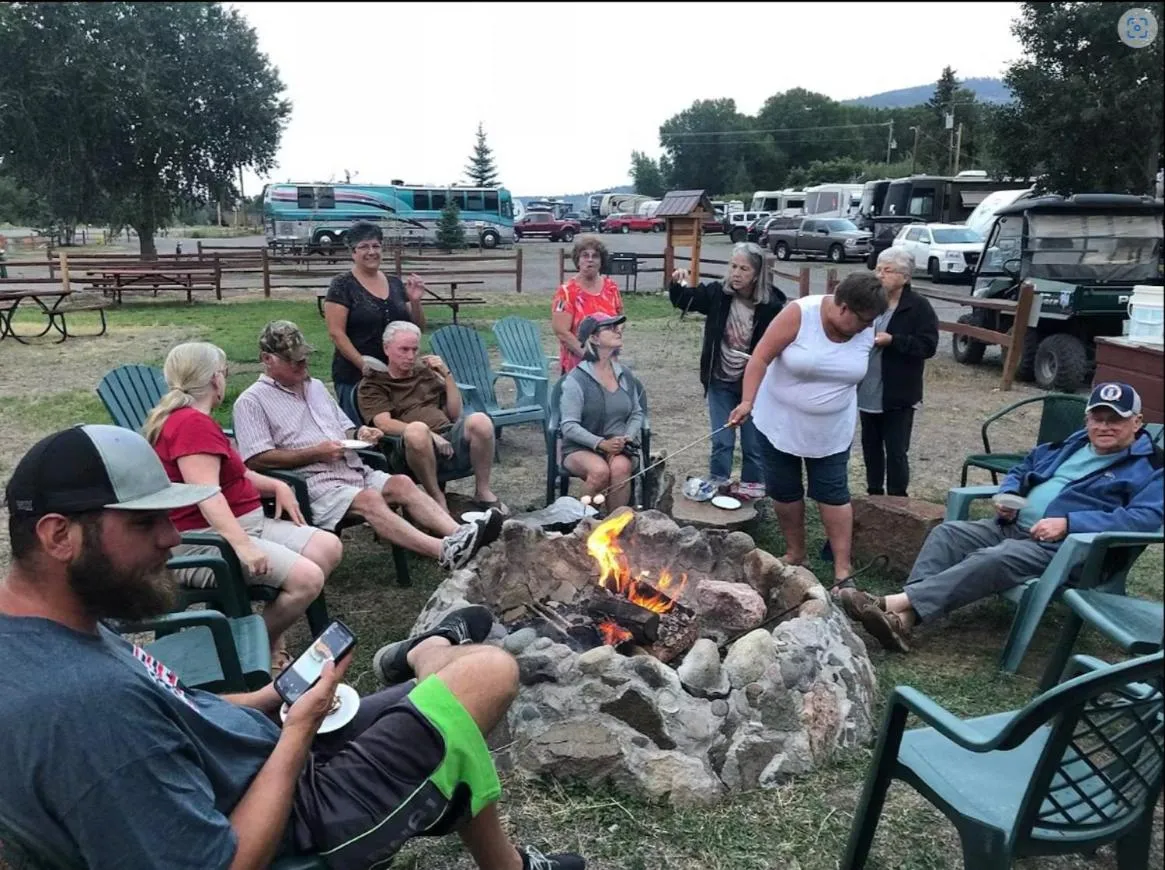 Day in Ute Bluff Lodge, Cabins and RV park